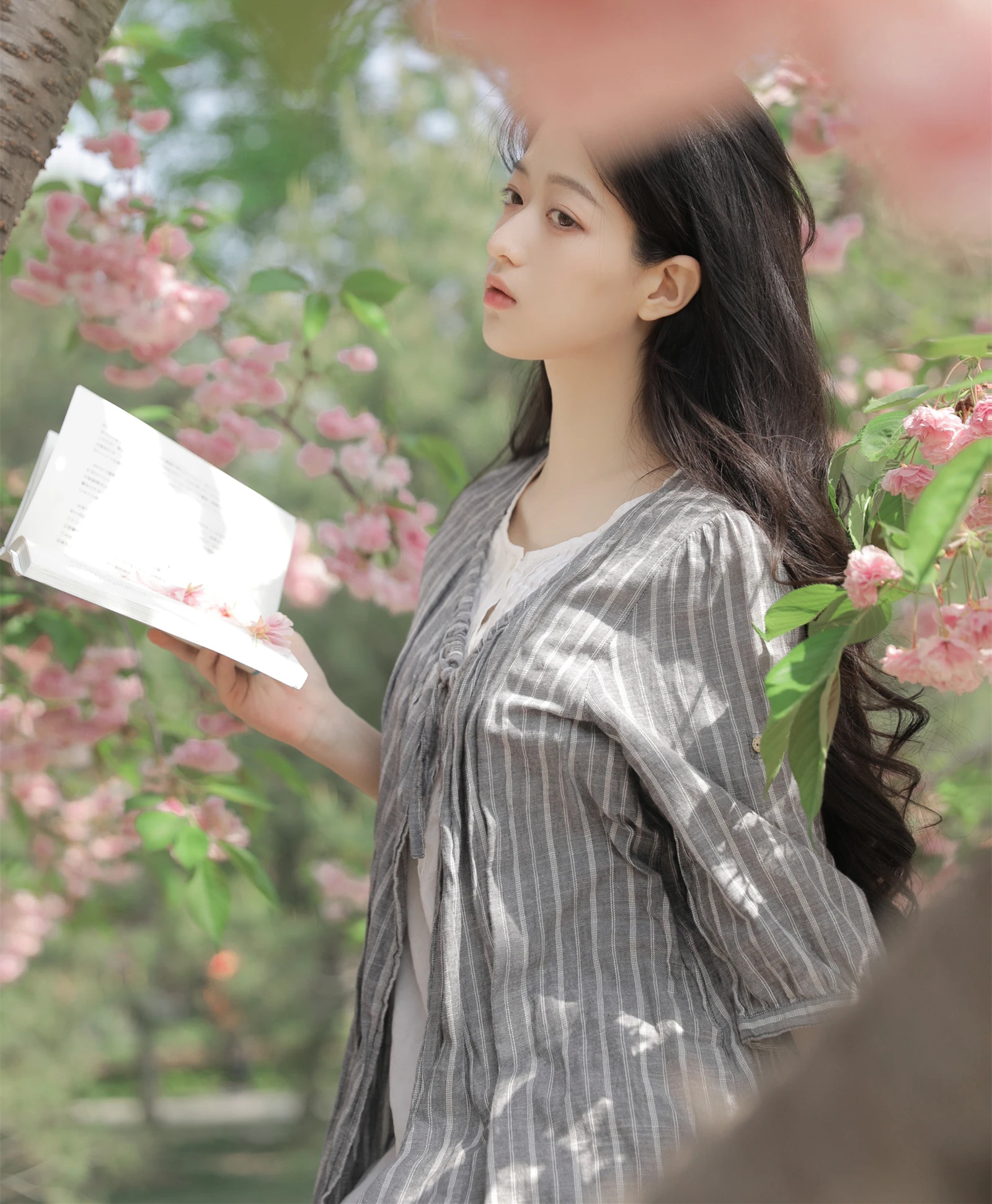 徐嘉悦/艺图语/YITUYU艺图语倾情呈现，徐嘉悦在落英缤纷中演绎甜美与性感。23张私房写真，定格高级脸的精致轮廓，展现玲珑甜妹风的独特魅力。148MB高清写真，带你走进徐嘉悦的内心世界，感受落花时节的浪漫与悸动。