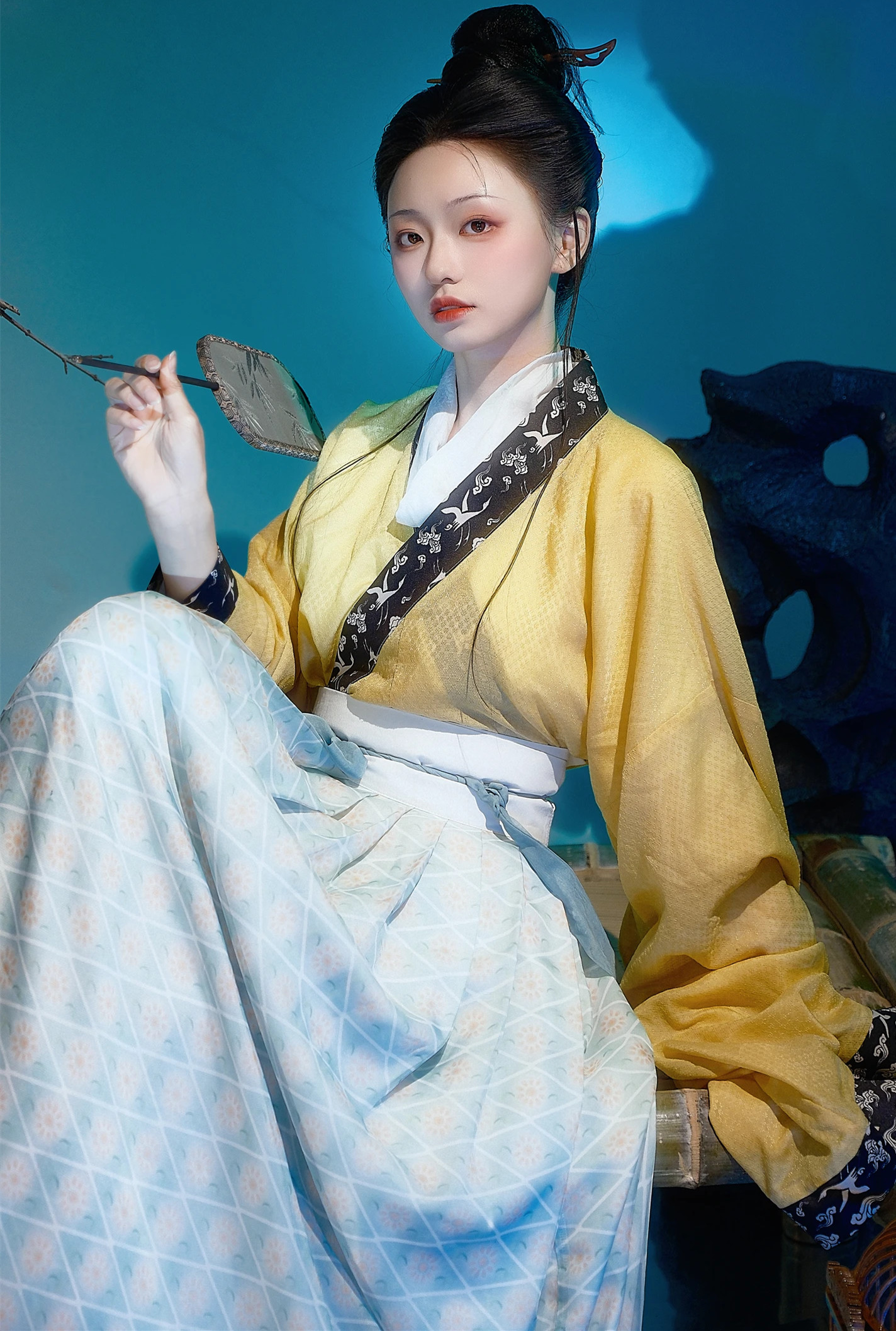 小羊爱干饭/艺图语/沉浸于[YITUYU] 2024.09.23 小羊爱干饭《道姑》写真集，软萌系女神小羊爱干饭化身九头身古典美人，在中式复古房间展现青春活力。古装造型勾勒出优雅气质，古典韵味与少女清新完美融合，带来唯美动人的视觉盛宴。