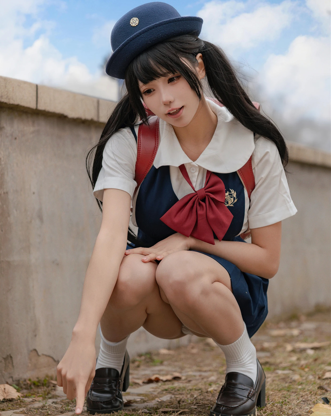 咬一口兔娘/咬一口兔娘/咬一口兔娘化身清纯学妹，在轿车内演绎制服诱惑。76张森系写真，展现气质女神的大长腿和迷人足部线条。高个子美女的完美身材，与清纯水手服形成强烈反差，带来极致的视觉冲击。1.49GB高清写真+1V福利，满足你对制服的无限遐想！