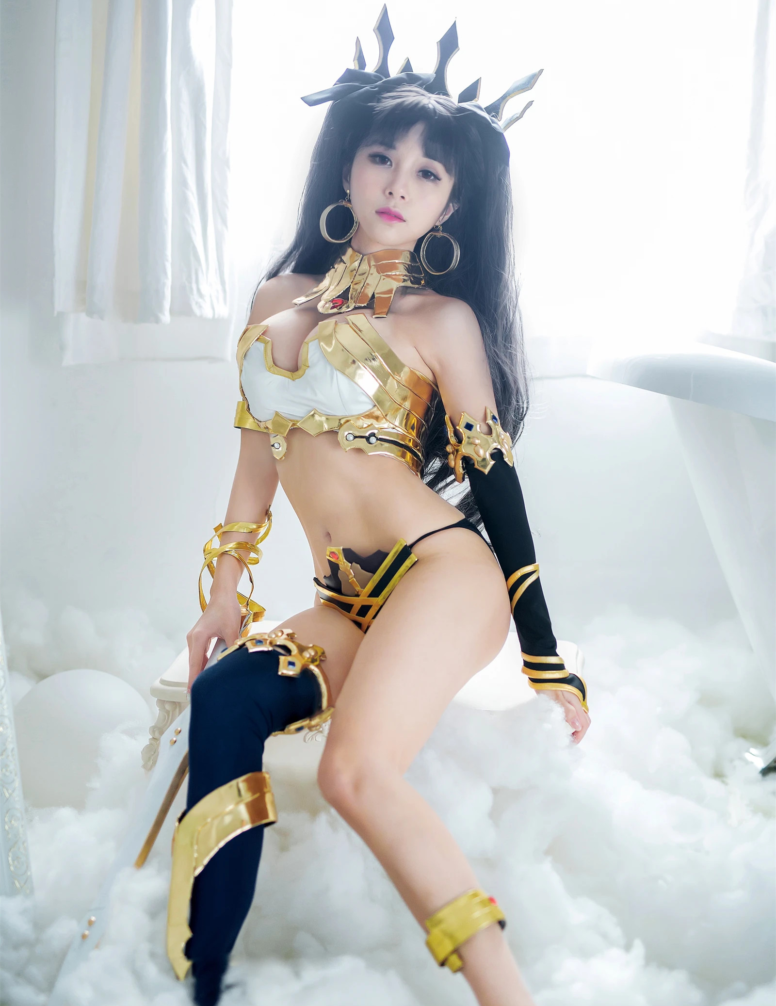 夏美酱/波萝社/BoLoli波萝社倾情呈现，夏美酱化身伊斯塔凛，带你感受阳光美腿的森系诱惑。深V美胸，曲线优美，展现妹系女神的性感与纯真。美臀诱惑，修长美腿，裸足，每一个细节都令人着迷。感受夏美酱带来的青春与活力，沉醉于这充满阳光气息的视觉盛宴。