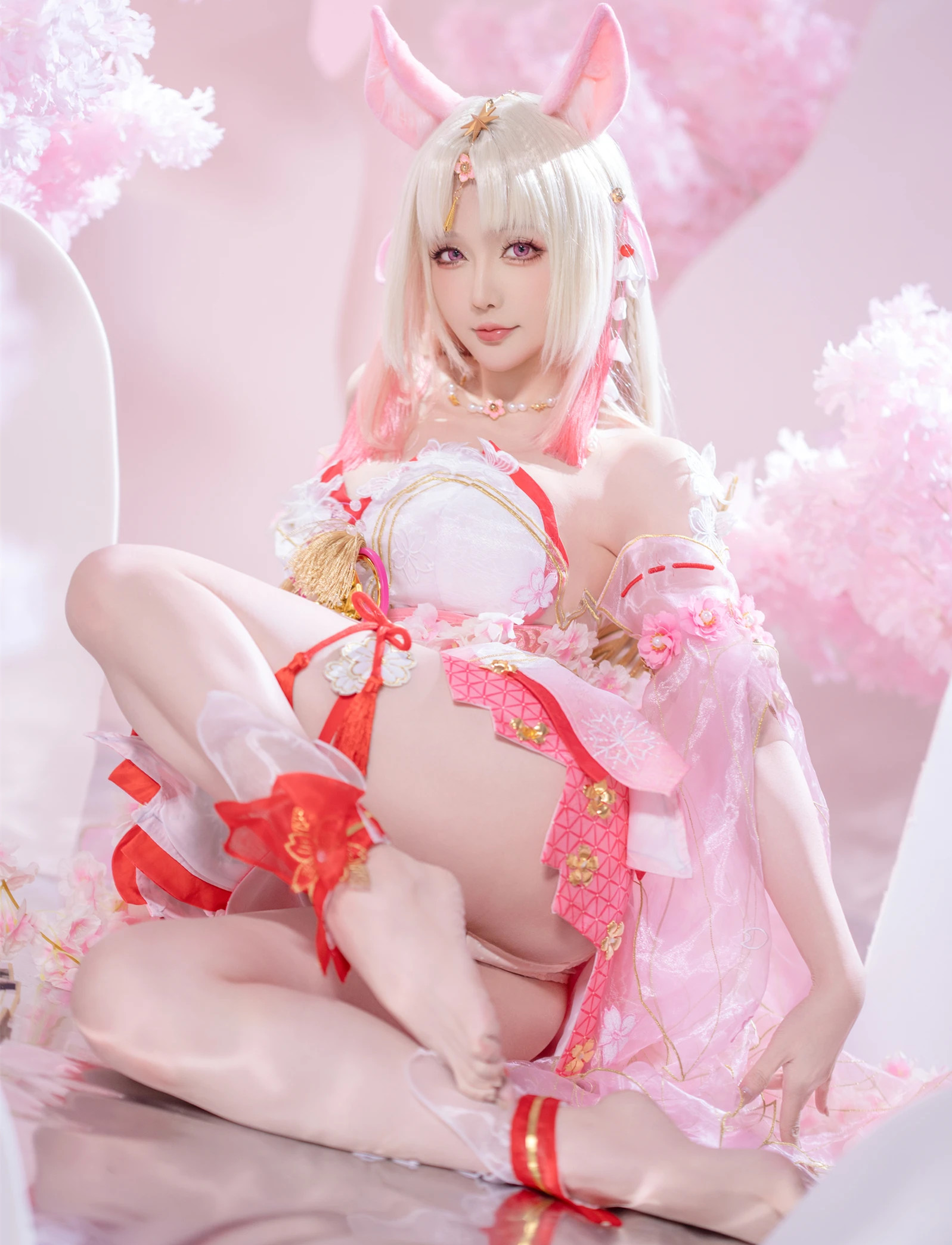 星之迟迟/星之迟迟/Coser小姐姐星之迟迟化身永劫无间胡桃樱云天女，42张粉色空间写真，释放二次元美少女的青春魅惑。粉色装扮衬托绝绝子身材，丰臀曲线令人心动。完美诠释美女写意风格，带你进入如梦似幻的cosplay世界。