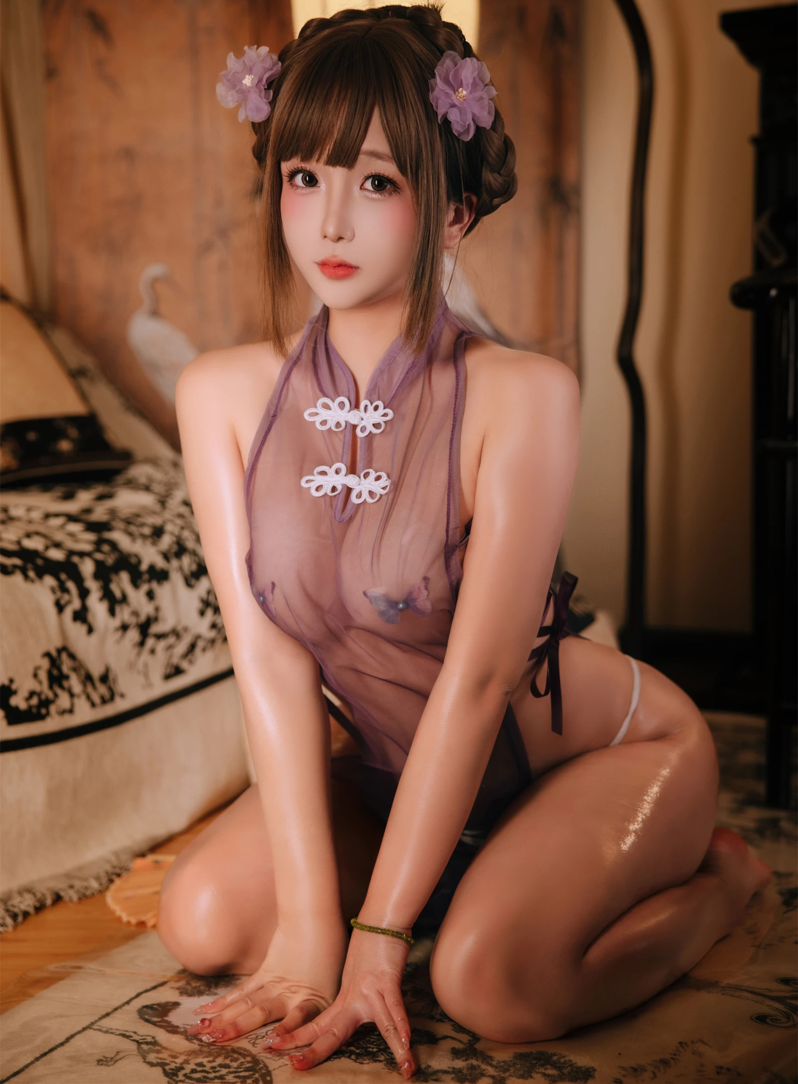 日奈娇/日奈娇/日奈娇倾情演绎，120张高清写真，带你感受中式闺房的极致诱惑。轻纱遮体，展现人妻内衣的性感风情。身体抹油，迷人足部线条，柔滑迷人的美腿，丰腴美臀，胸大美女，肌理质感，风情万种，每一个细节都令人心动。感受日奈娇带来的万种风情，沉醉于这充满东方韵味的视觉盛宴。