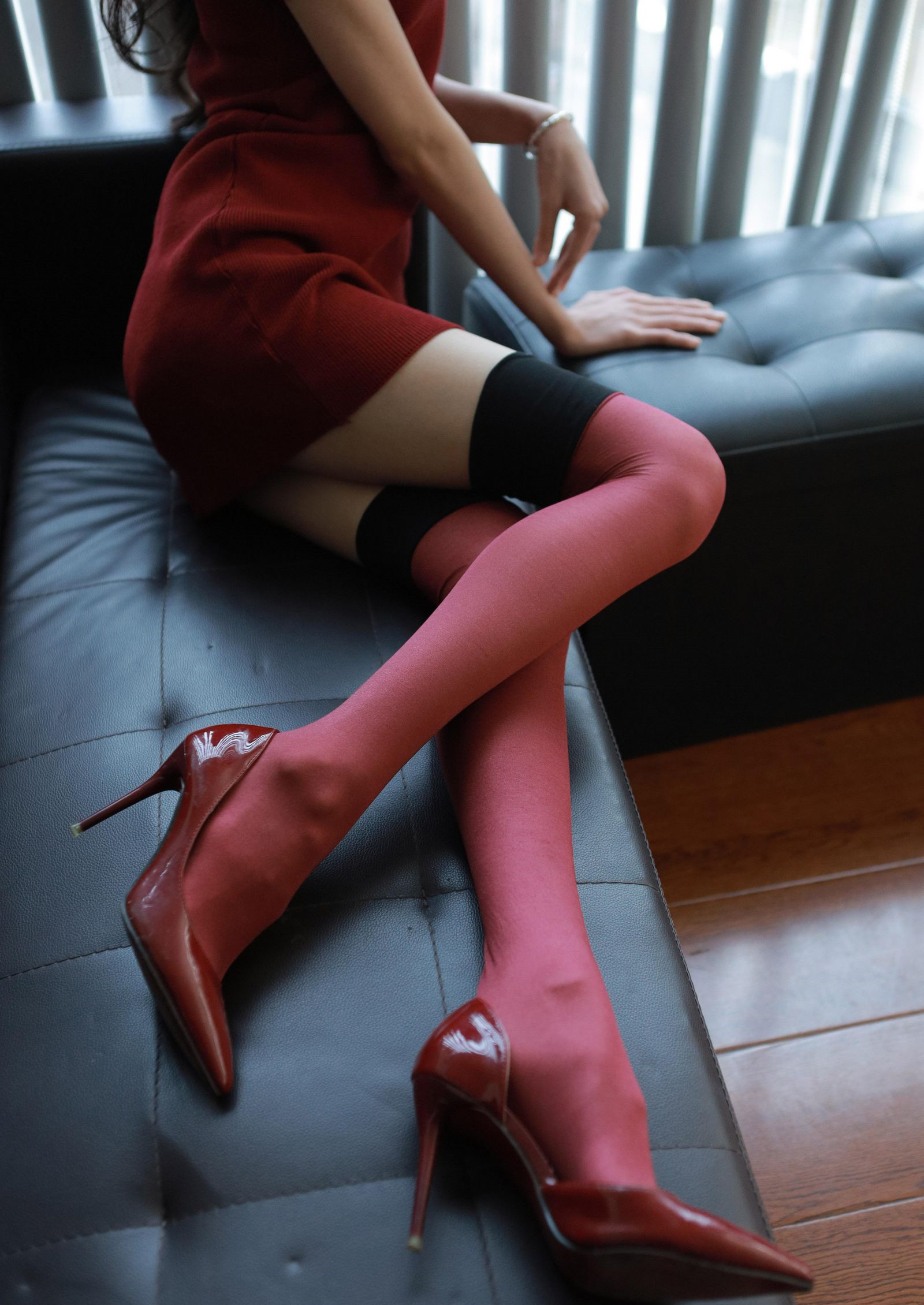 异思趣向/异思趣向/IESS异思趣向最新写真，团团化身新婚少妇，在家中展现火热一面。柔顺黑长直，甜美可人的笑容，搭配一身赤色装扮：包臀裙勾勒出完美曲线，红色丝袜与红色高跟鞋更添性感。深邃诱人的眼神，仿佛在诉说着新婚的甜蜜与激情。