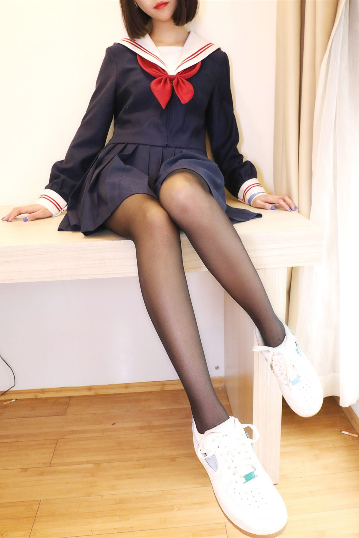 爱美足/爱美足/MZSOCK倾情奉献婷婷丝袜美足写真，91张写意风格大片，女神在家私房照展现校园JK学妹的青春。窗边光影下，凸显软萌系女神的气质与美腿，足弓曲线令人心动。丝袜控专属，美腿控福利，带你进入婷婷的丝袜美足世界。