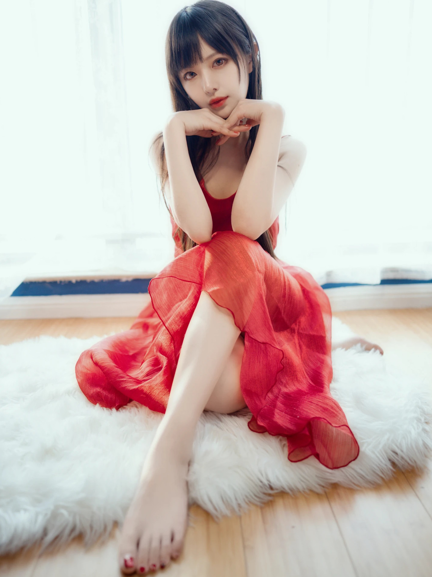 小鹿鹿/小鹿鹿/Shika小鹿鹿倾情呈现，8张精选写真，带你感受阳光房的温暖与浪漫。红色长裙礼服，高挑身材，展现奶凶甜美的反差魅力。曼妙身姿，足部写真，每一个细节都令人心动。感受Shika小鹿鹿带来的安静与性感，沉醉于这充满初恋气息的视觉盛宴。