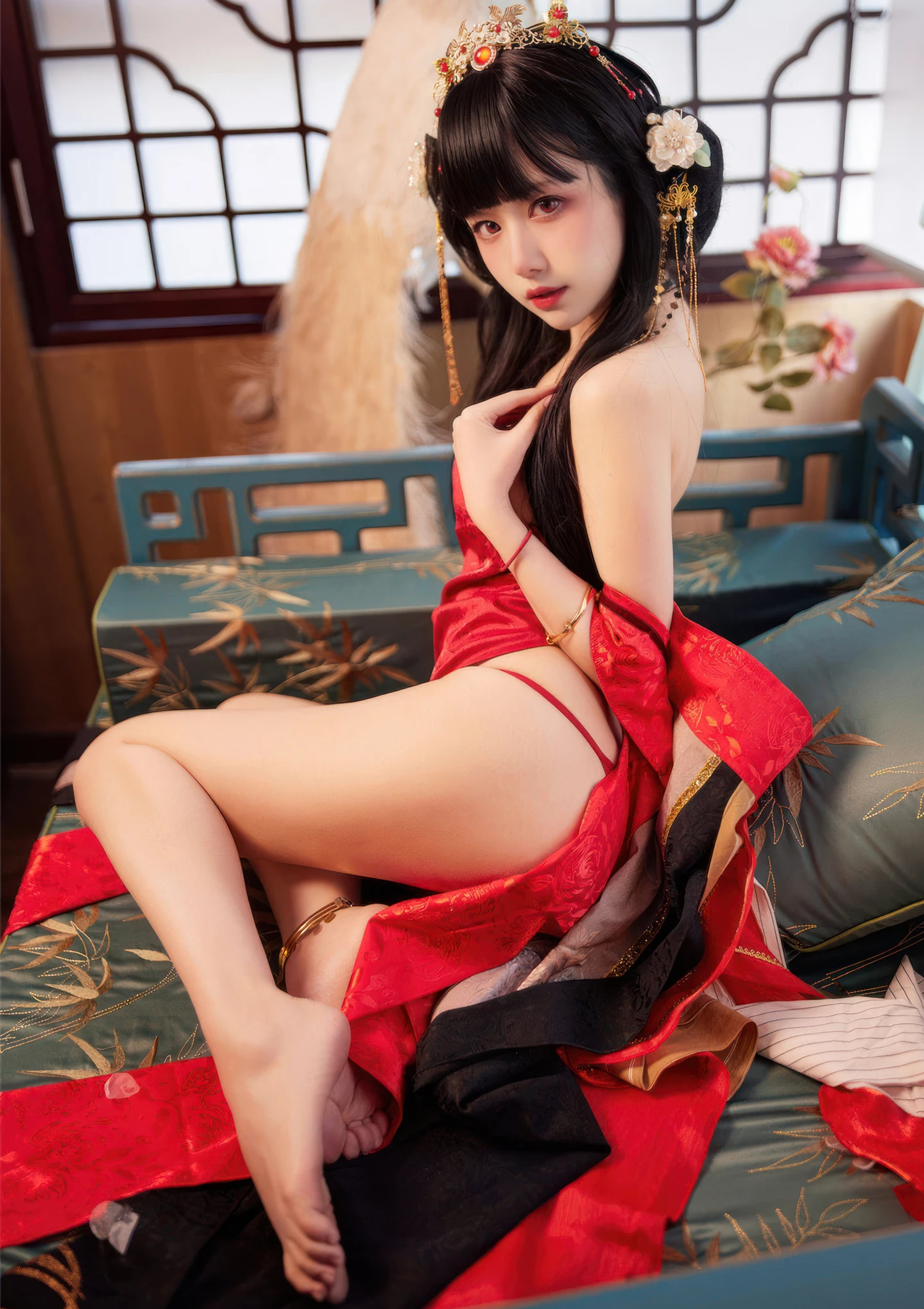 小鹿鹿/小鹿鹿/Shika小鹿鹿倾情演绎，27张绝美写真，带你领略古典东方韵味。身着凤冠霞帔，置身中式复古房间，尽显软萌系女神的楚楚动人。模特身材，足弓诱惑，每一个细节都散发着迷人的魅力。感受小鹿鹿带来的古典与性感，沉醉于这唯美的视觉盛宴。