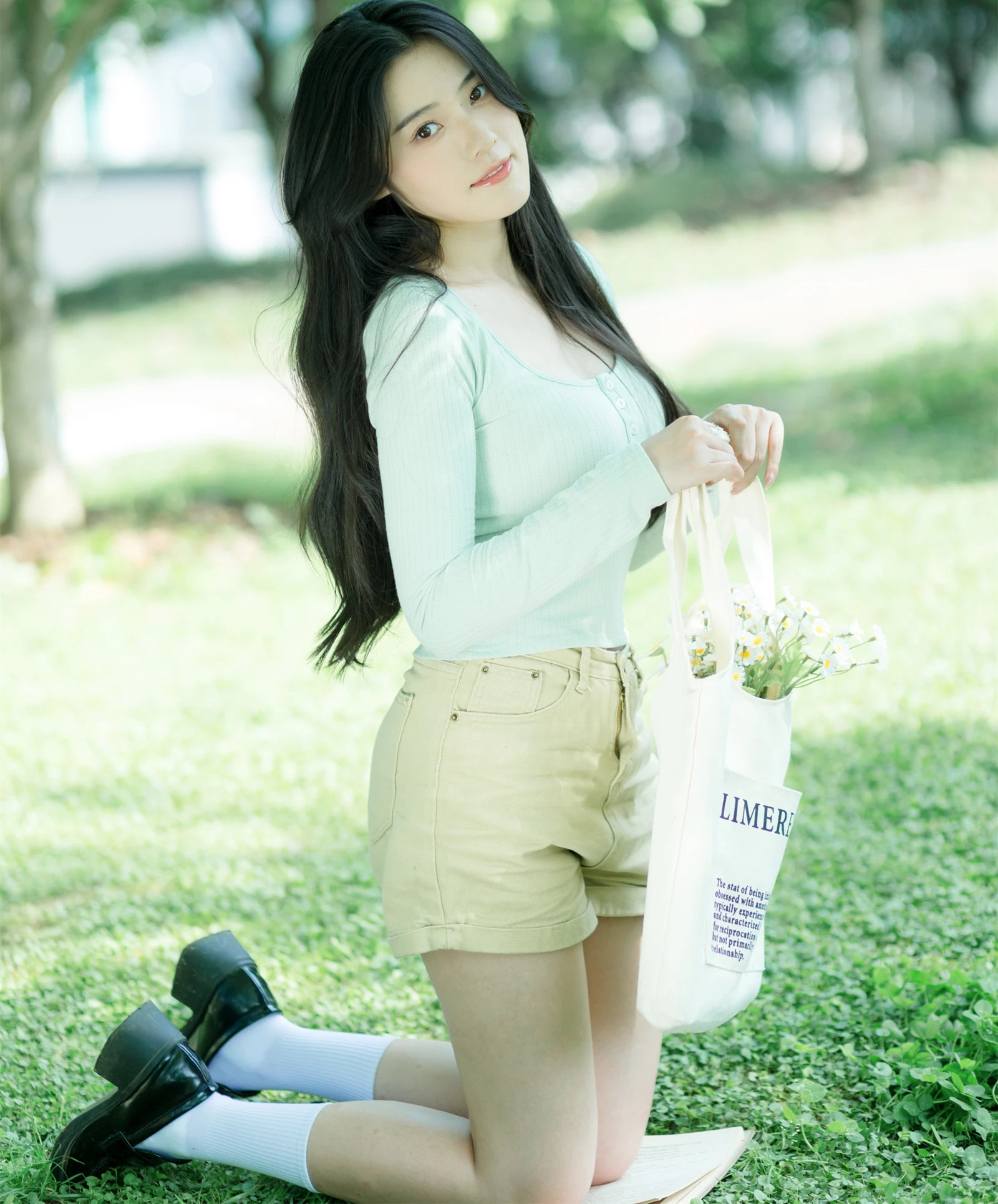 艺图语/艺图语/艺图语倾情呈现曼波靜鏡婧，27张高还原cos美图，带你进入竹林深处的唯美梦境。明亮卧室中，甜心宝贝释放性感魅力，神级比例的身材令人惊叹。文艺风格女神的完美演绎，尽在艺图语。