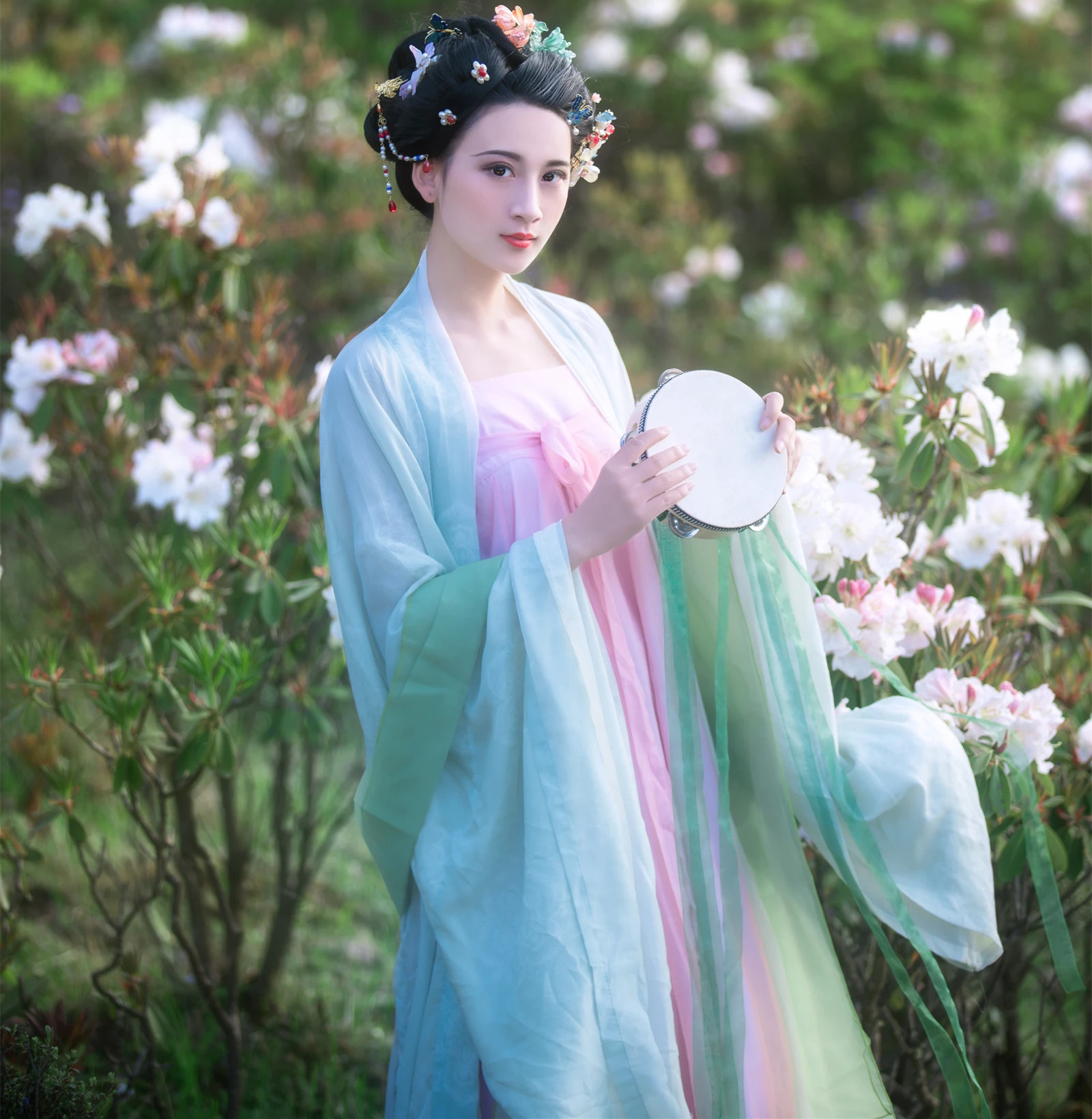 艺图语/艺图语/艺图语倾情奉献杜鹃半夏夏夏，27张花间古装写真，尽显阳光美女的魅力。露肩设计凸显年轻性感气质，逆天身材令人心动。完美诠释cosplay露肩女神与古装女神的唯美形象。