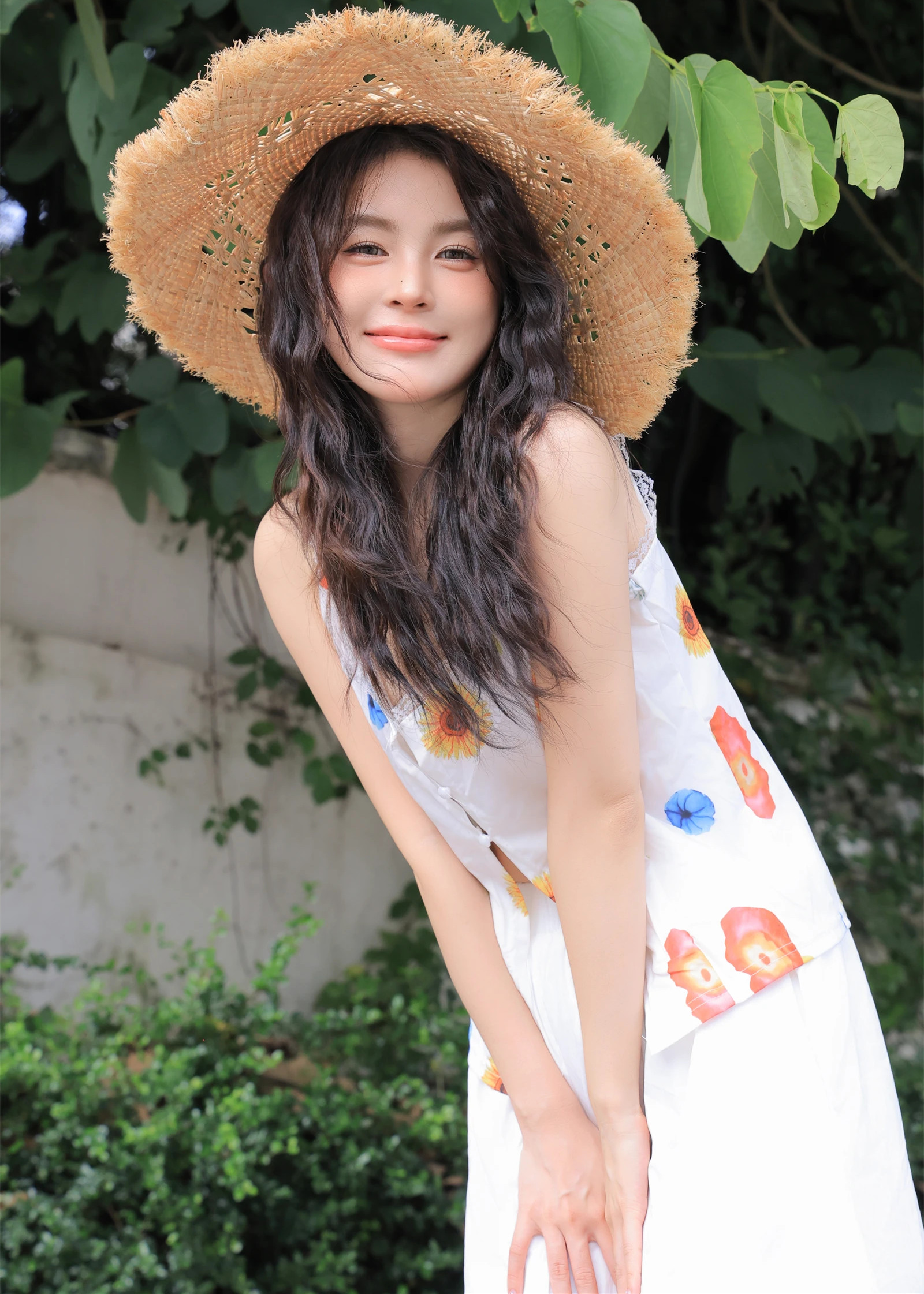 艺图语/艺图语/艺图语倾心奉献，裸心心绿荫环抱主题公园写真，25张干净气质美图，完美诠释初恋女神形象。连衣裙勾勒出绝绝子身材，性感高贵的气质在绿荫中绽放。