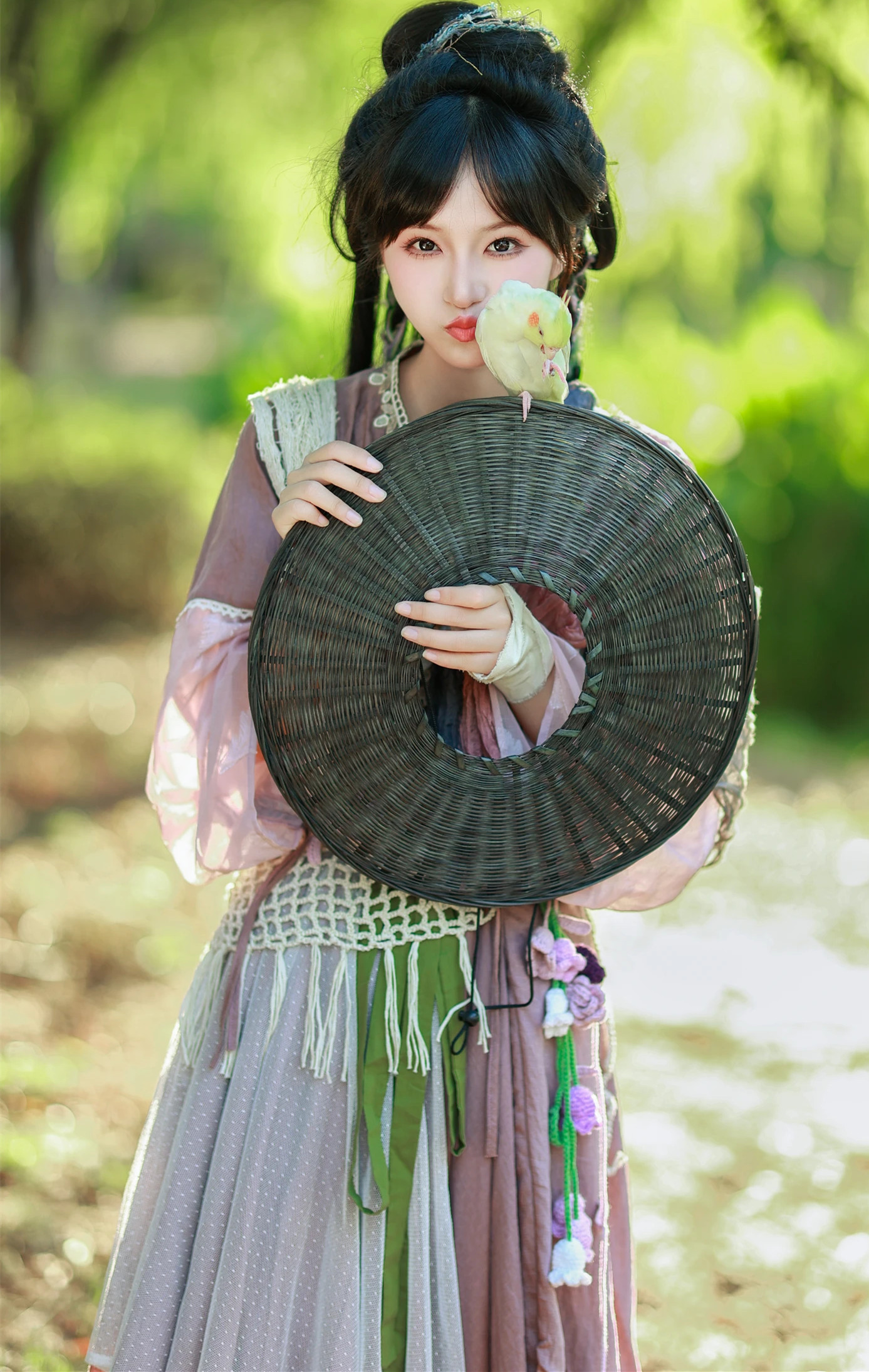 无莓大侠/艺图语/[YITUYU]艺图语倾情呈现，29张精选写真，带你感受树林里的侠骨柔情与性感。无莓大侠，cosplay情趣风格，展现高冷神颜的东方美人风情。清新阳光女生，每一个细节都令人着迷。感受艺图语带来的唯美与诱惑，沉醉于这充满江湖气息的视觉盛宴。
