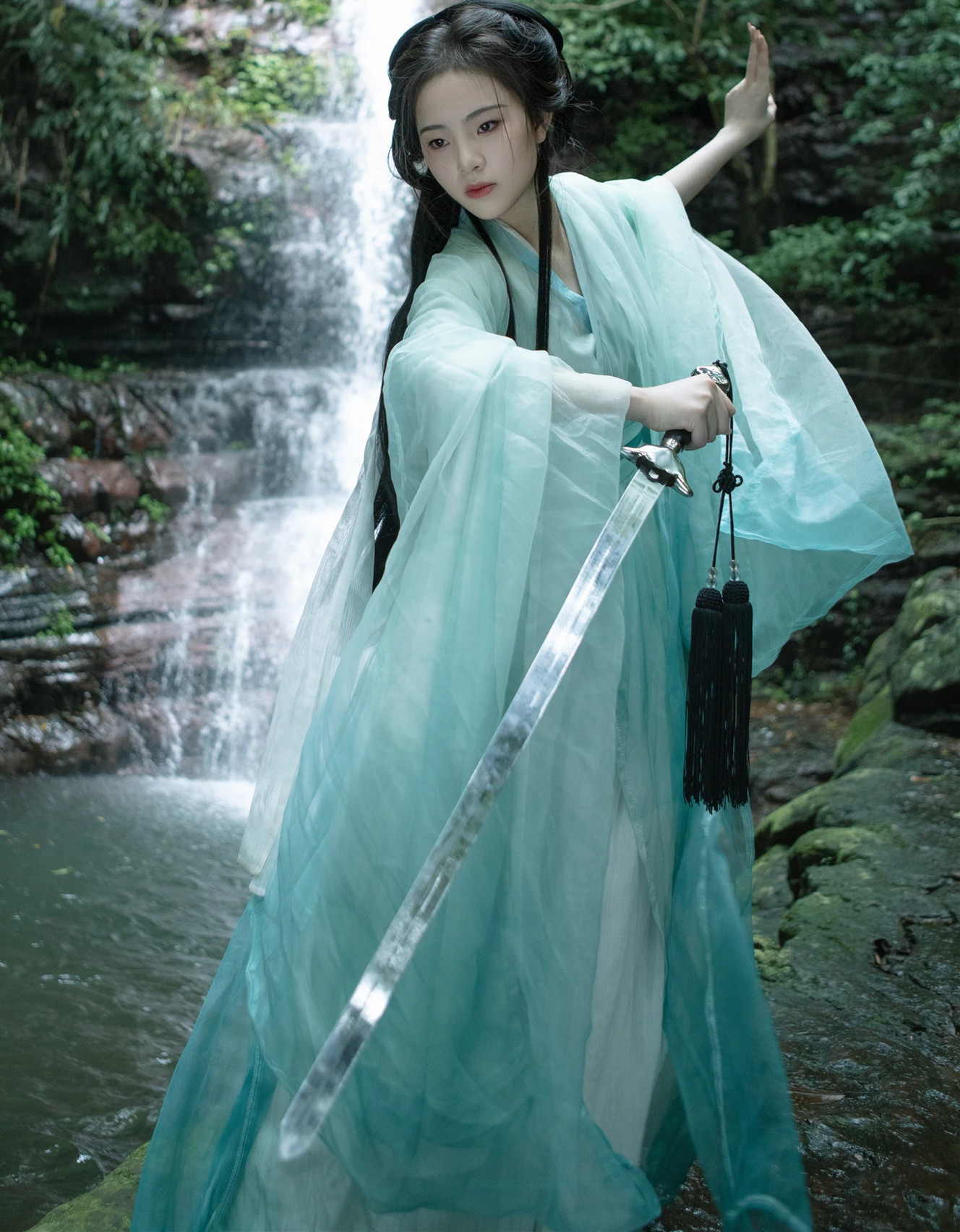 艺图语/艺图语/艺图语倾情呈现，26张高清写真，带你感受山岭剑意的东方风情。古装，丝袜美腿，展现软萌气质与辣妹身材的完美结合。每一个细节都令人心动。感受艺图语玲玲带来的青春与唯美，沉醉于这充满东方韵味的视觉盛宴。