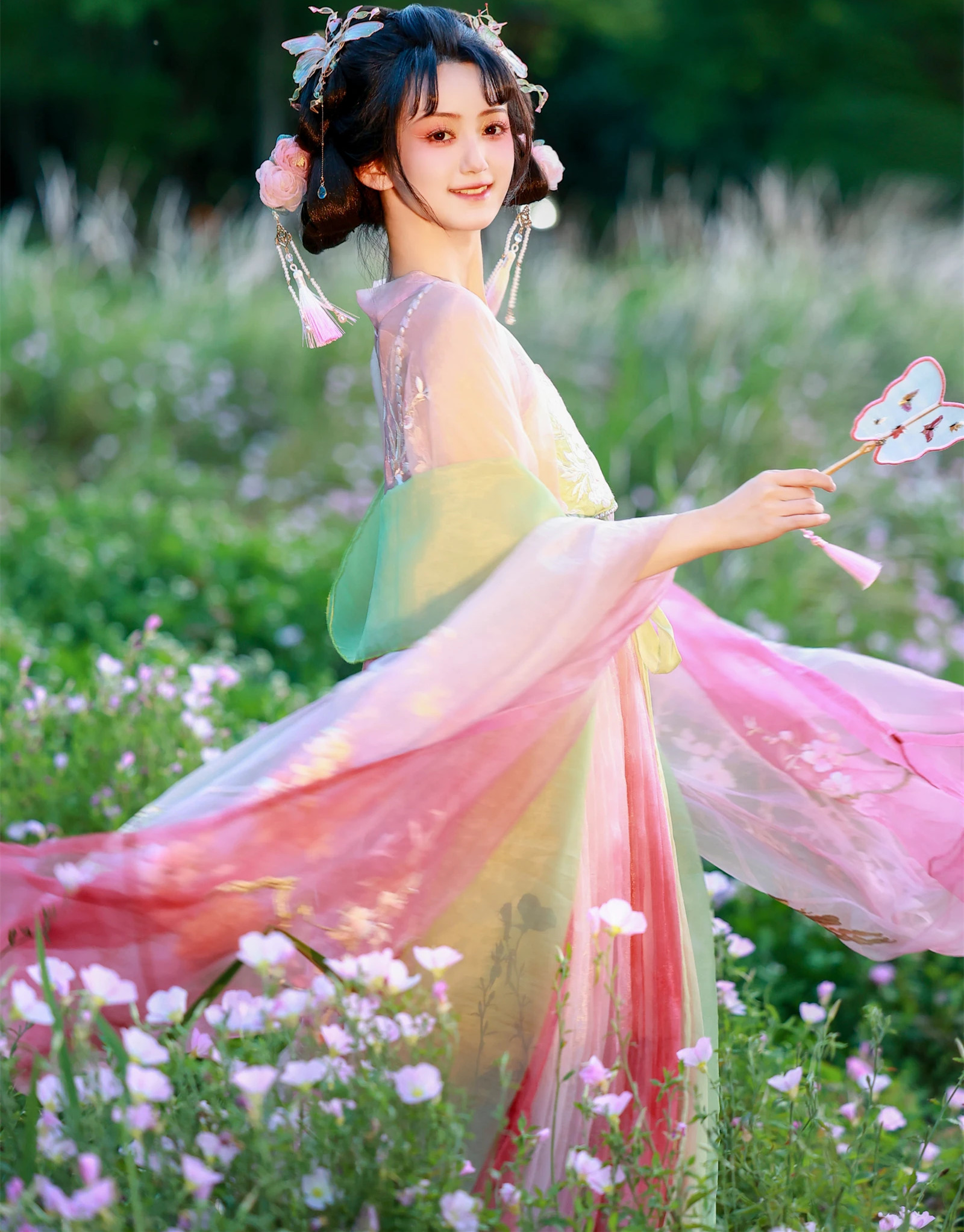 艺图语/艺图语/艺图语唯美呈现，软心糖月下逢主题古装写真，22张高还原度Cos美图，尽显文艺小众风。粉色古装与湖光山色交相辉映，软心糖元气满满，仿佛从古代房间走出的女神。