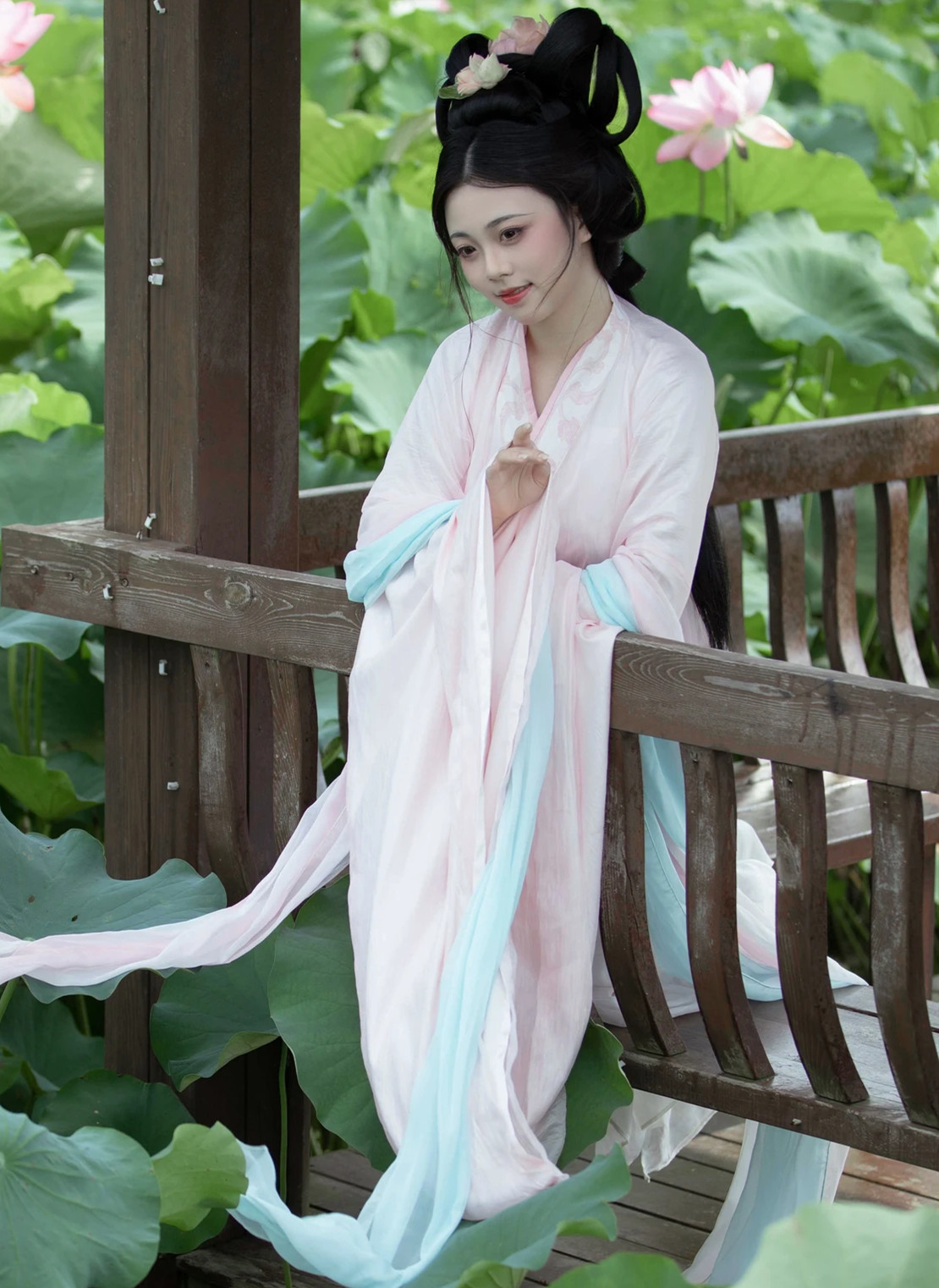 艺图语/艺图语/谨陬捌释放纯白系美女的古典韵味！私房写真，粉色古装尽显典雅俏丽的气质与曲线优美的身姿。荷花池的清幽意境，带来极致的视觉享受。谨陬捌的古风写真，带你感受别有娉婷的东方之美！