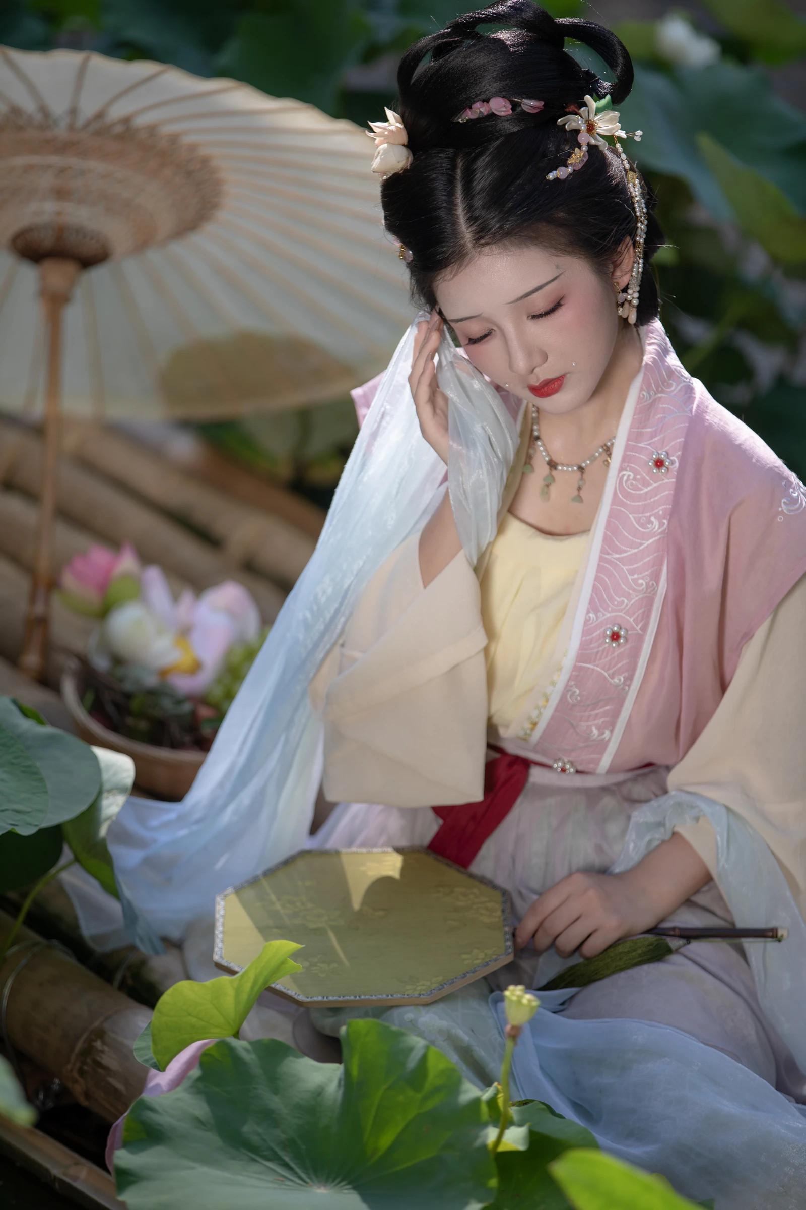 艺图语/艺图语/艺图语镜头下的ooOkeah，身着古装，于荷花池畔，释放软萌气质与古典韵味！嫩滑如丝的肌肤，搭配绝绝子身材的完美曲线。高还原的古典美人形象，让你沉醉在纯白与清新的意境中！