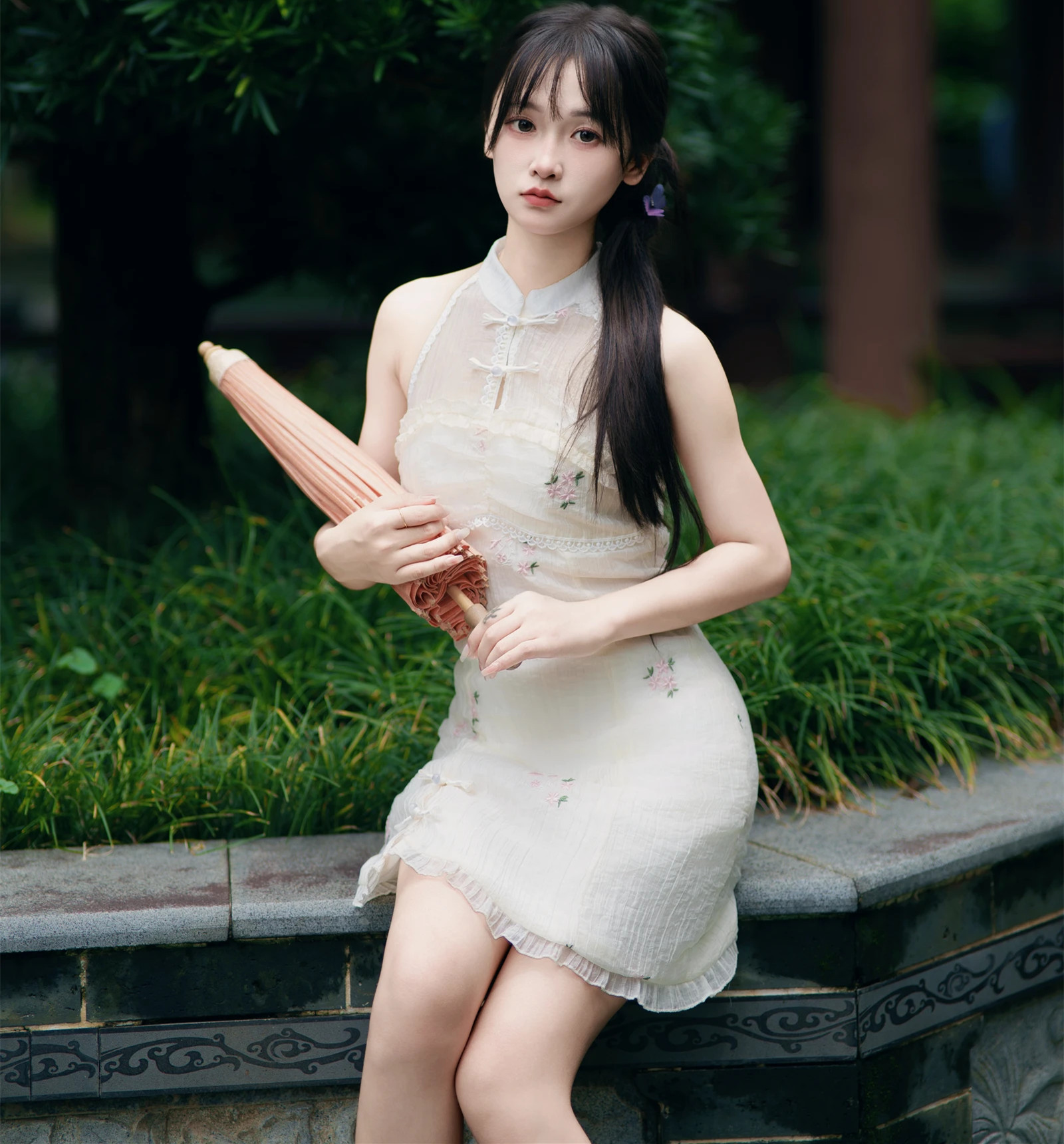 艺图语/艺图语/艺图语小小雨，在古代建筑庭院中演绎牵丝戏的唯美意境！旗袍裙勾勒出纯净系女神的优雅身姿，尽显中式古典美人的婉约气质。清纯COSPLAY的惊艳呈现，带你领略东方女性的独特魅力！