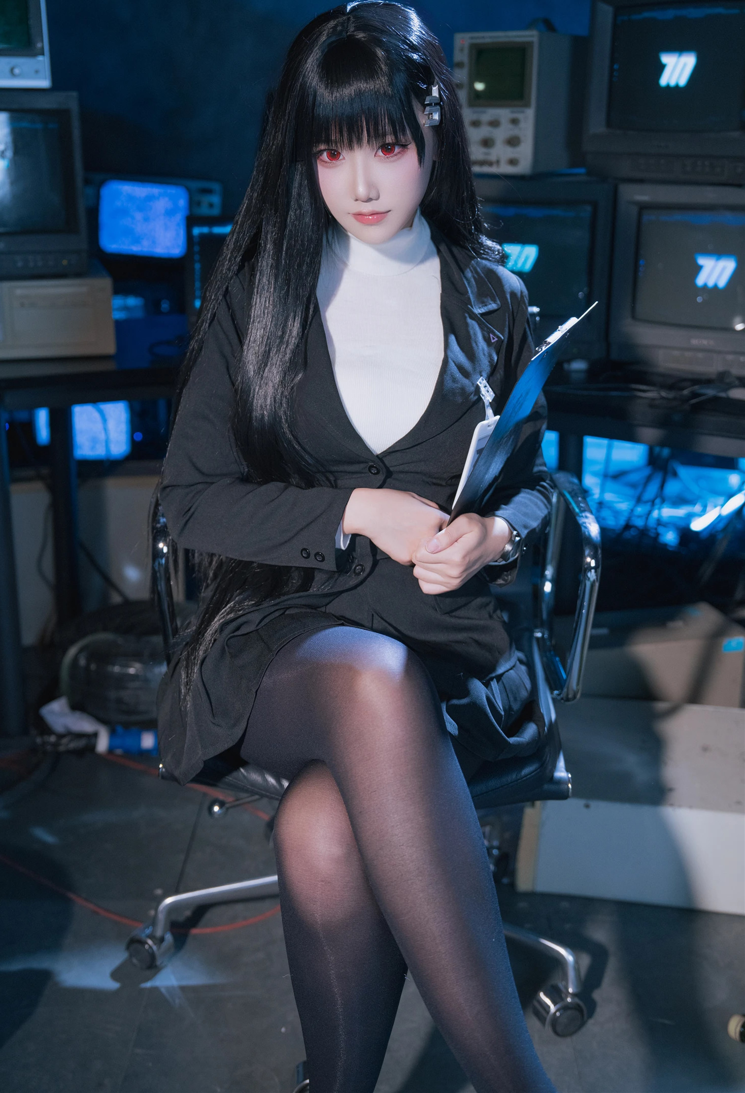 lunananya/lunananya/lunananya化身调月リオ，以OL制服丝袜的形象，释放清新与诱惑的双重魅力！黑色裙装与黑丝袜的经典搭配，80D丝袜的朦胧美感，黑色高跟鞋的性感点缀，尽显丝袜美腿的绝对领域。让你沉醉在制服与诱惑的交织中！