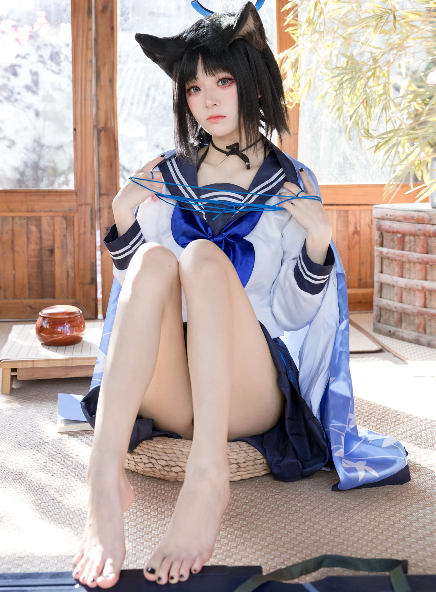 九柒喵/九柒喵/九柒喵带来桐生桔梗的COSPLAY私房照，释放天使面容的清纯诱惑！日式房间的居家风情，尽显白幼瘦的完美身材与光感美腿的诱惑。九柒喵的写真，满足你的居家裸足控，感受桐生桔梗的少女感！