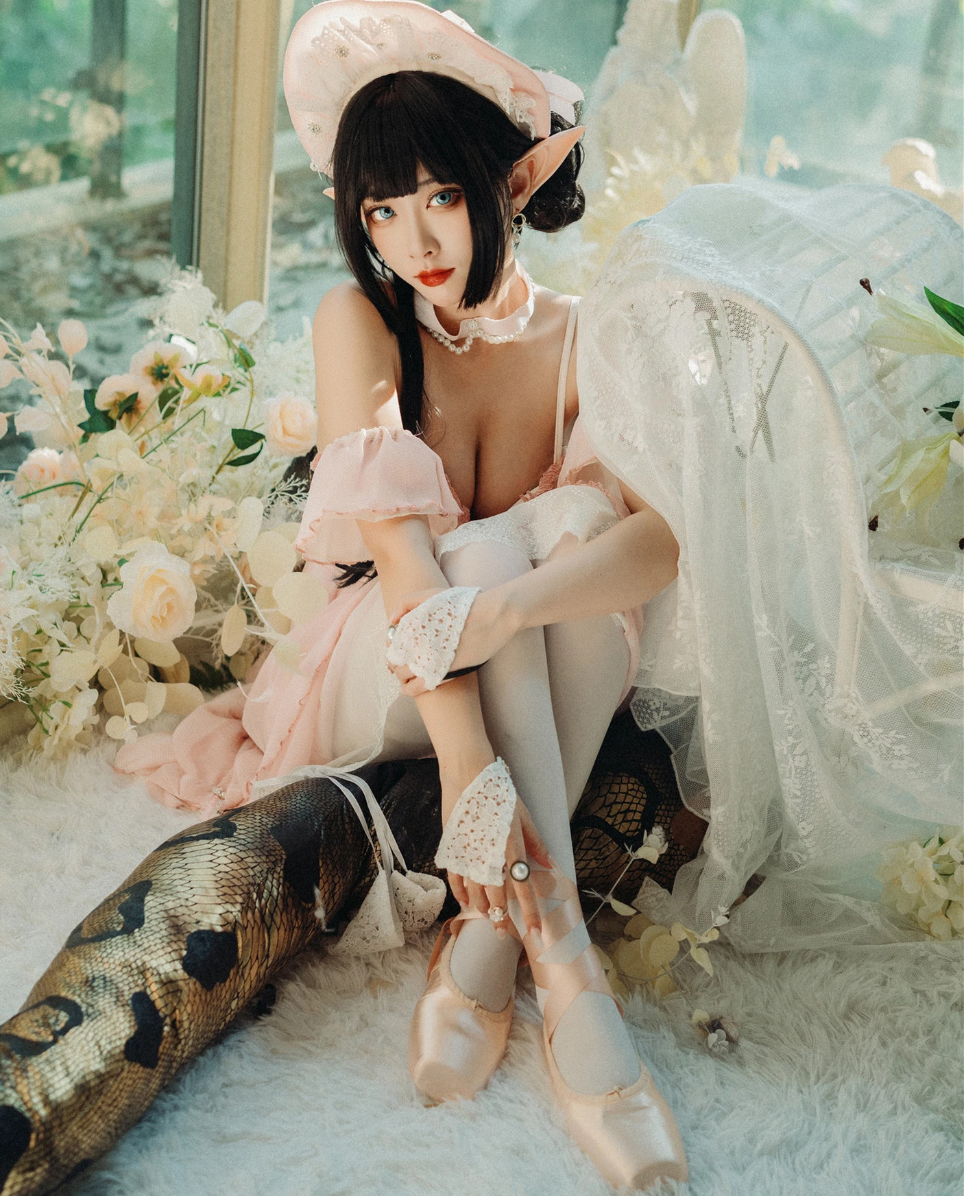 宫本桜/宫本桜/宫本桜释放cos魅力！明日方舟森蚺芭蕾写真，化身公主房的气质名媛女神，尽情展现白丝袜的性感与诱惑。玲珑甜妹风的可爱与气质绝美的完美融合，辣妹身材的火辣曲线，美脚更添诱惑。自然光美少女写真，带你感受宫本桜的cosplay风情！