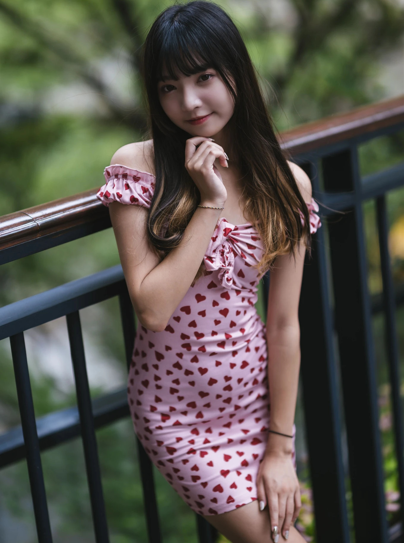 小穎/小穎/小穎带来信义区的文艺小众风写真，释放初恋女神的清纯魅力！露台外拍捕捉曼妙身姿，连衣裙勾勒顶配身材，尽显文艺女神的优雅气质。小穎的写真，带你感受信义区露台的浪漫与心动！