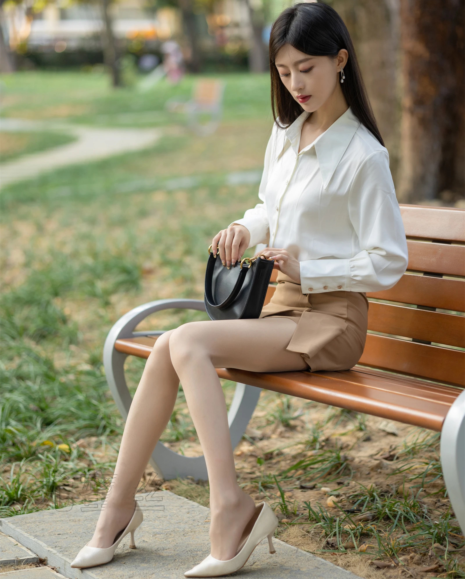 尤蜜丝/尤蜜丝/尤蜜丝穿搭写真，小清新嫩妹的优雅诱惑！肉色丝袜搭配OL裙装与白色高跟鞋，尽显诱人优雅女神的气质尤物。模特身材，九头身比例，修长美腿，以及美足的极致诱惑，让你心动不已！
