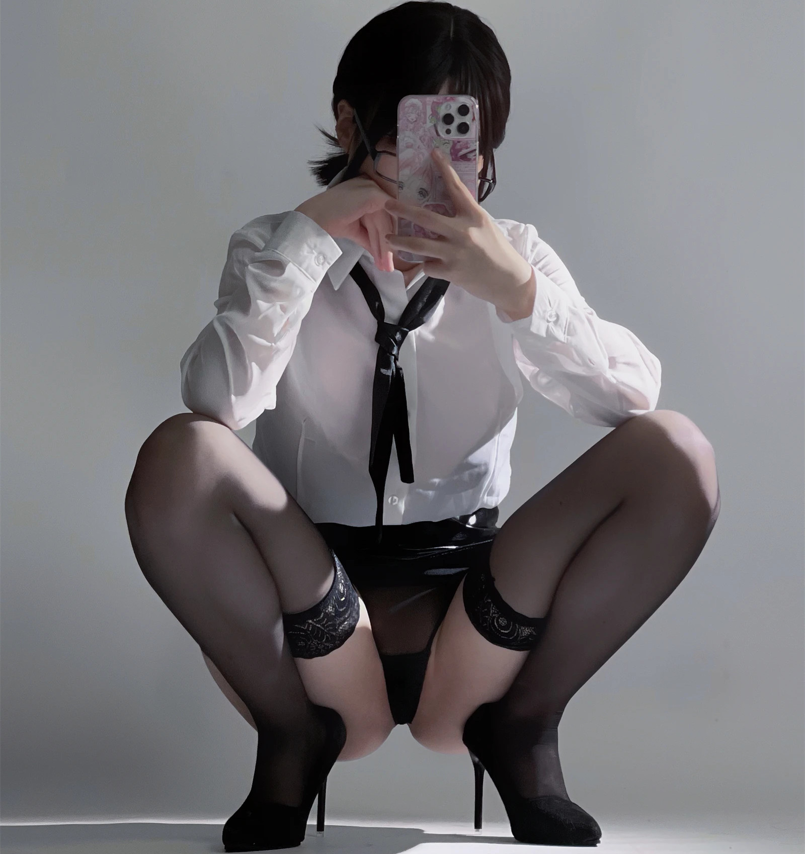 幼愛/幼愛/幼愛youmeko倾情奉献，黑丝眼镜OL主题写真，28张摄影棚精修美图，完美演绎制服诱惑。镜片后的撩人目光，柔滑迷人的美腿，娇嫩美足，尽显女神范。黑色高跟鞋与OL裙装的搭配，释放无法抵挡的诱人魅力。