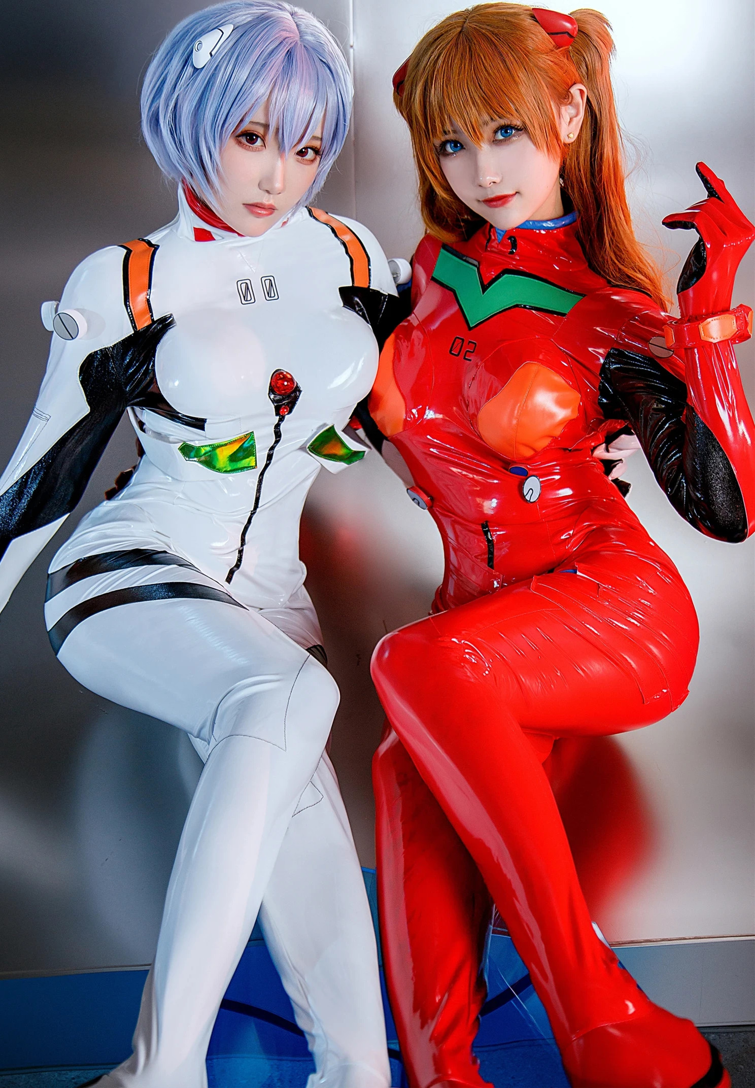 葵葵/葵葵/Momoko葵葵与瓜希酱联袂呈现，62张高清写真，带你感受EVA的未来诱惑。紧身胶衣，科幻制服，展现神颜与曼妙身姿的完美结合。性感蜜桃臀，优美腿部线条，初恋女神，每一个细节都令人心动。感受Momoko葵葵与瓜希酱带来的青春与唯美，沉醉于这充满科幻气息的视觉盛宴。