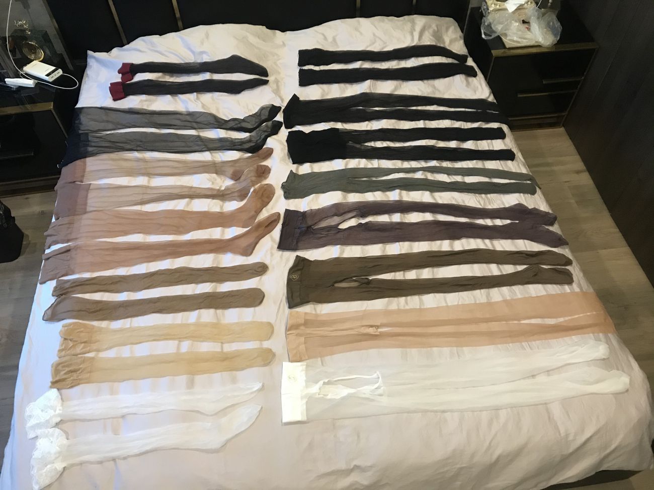 麋鹿/麋鹿/麋鹿Monroe是一位以腿部线条、翘臀和裸足表现著称的网红模特，其写真作品多聚焦居家环境下的新婚人妻形象，风格自然优雅，展示出清冷气质与细腻身体美感。