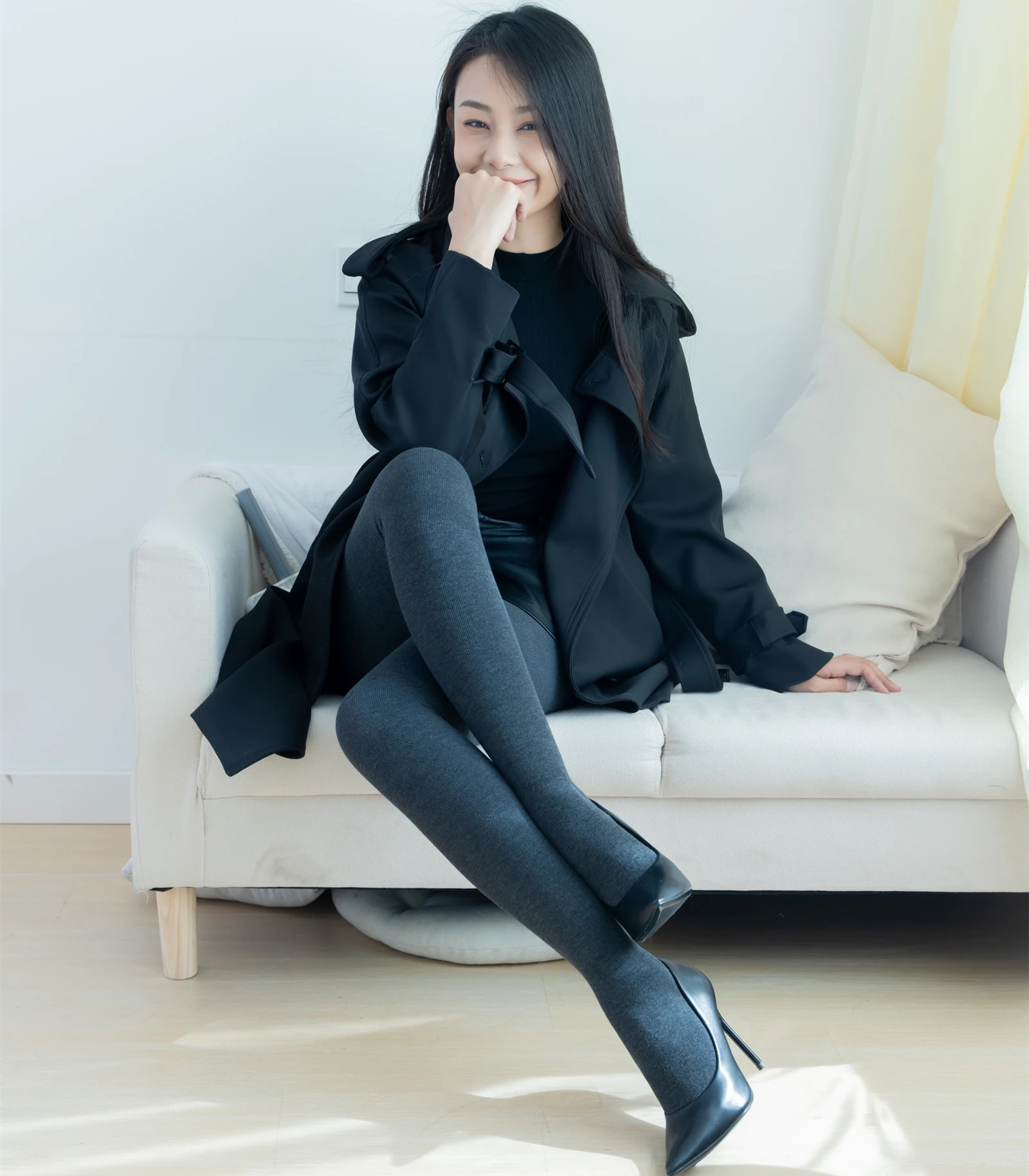 物恋传媒/物恋传媒/物恋传媒最新力作，记录岚岚居家慵懒的每个迷人瞬间。高跟鞋与厚灰丝的搭配，勾勒出曼妙身姿和纤细腰肢，举手投足间尽显女神气质。灿烂笑容背后，是无尽的温柔与诱惑。