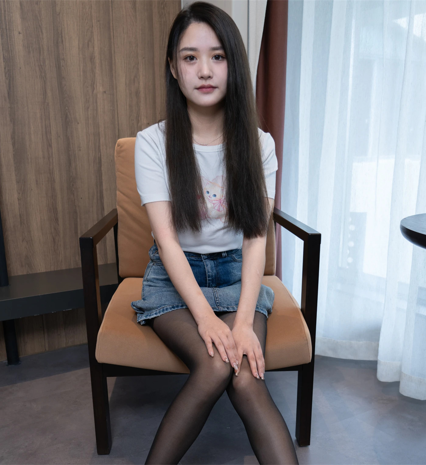 甜予摄影/甜予摄影/甜予摄影倾情奉献齐齐澜澜居家写真，145张青春女生写真作品集，展现甜心宝贝的极致诱惑。白丝袜包裹绝美腿部曲线，皮鞋、板鞋、白棉袜与裸足的交织，释放花间情的无限遐想。丝袜美人与居家私房写真的完美结合，带你进入齐齐澜澜的甜美梦境。