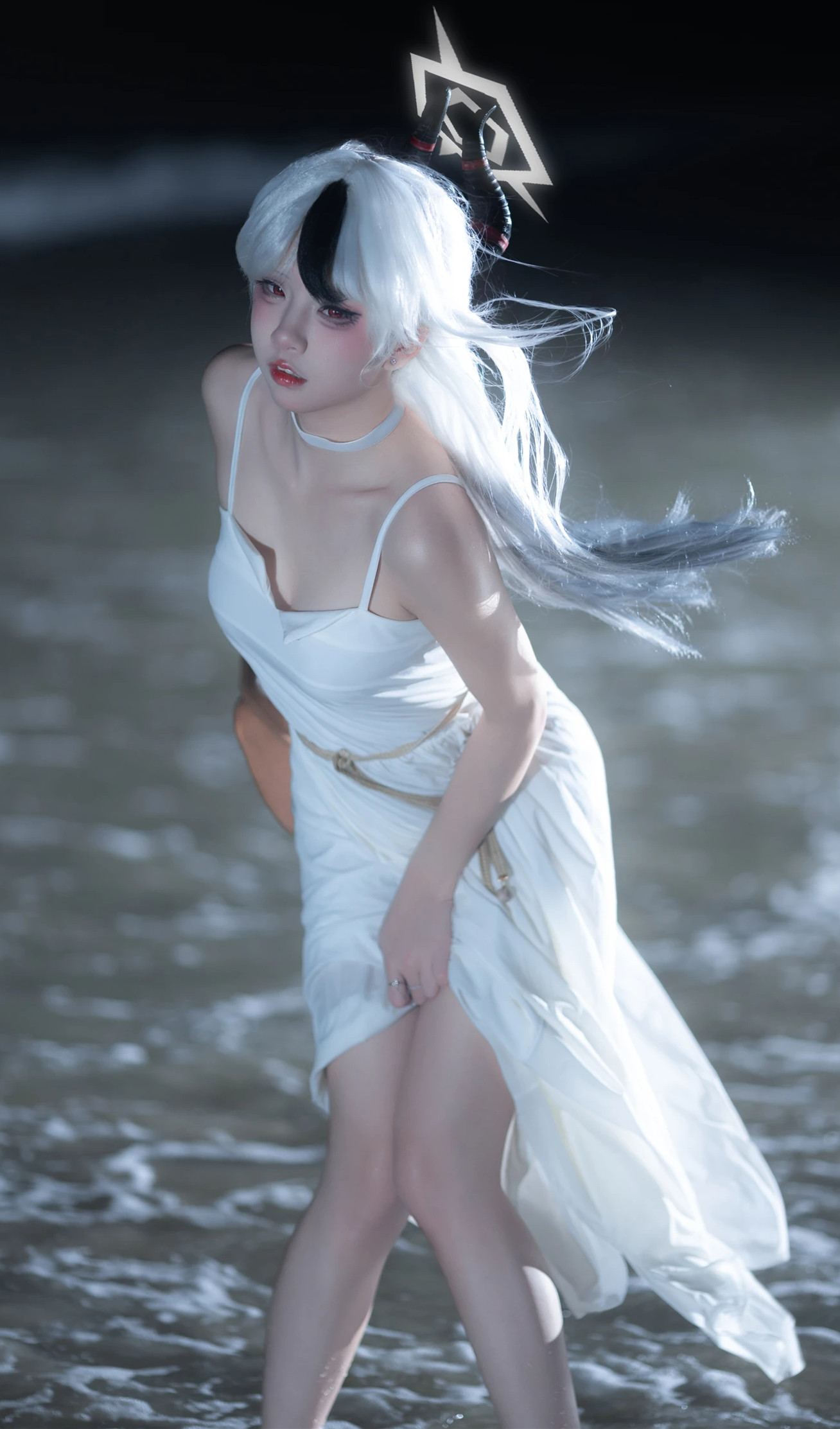 纸悦/纸悦/纸悦Etsu_ko倾情呈现，20张精选写真，带你感受海边的浪漫与神秘。加代子白裙，长裙礼服，展现清冷软萌的气质。神级比例，高挑美女，黑夜下的绝美身姿，每一个细节都令人心动。感受纸悦带来的女神气质与动漫风情，沉醉于这充满梦幻气息的视觉盛宴。