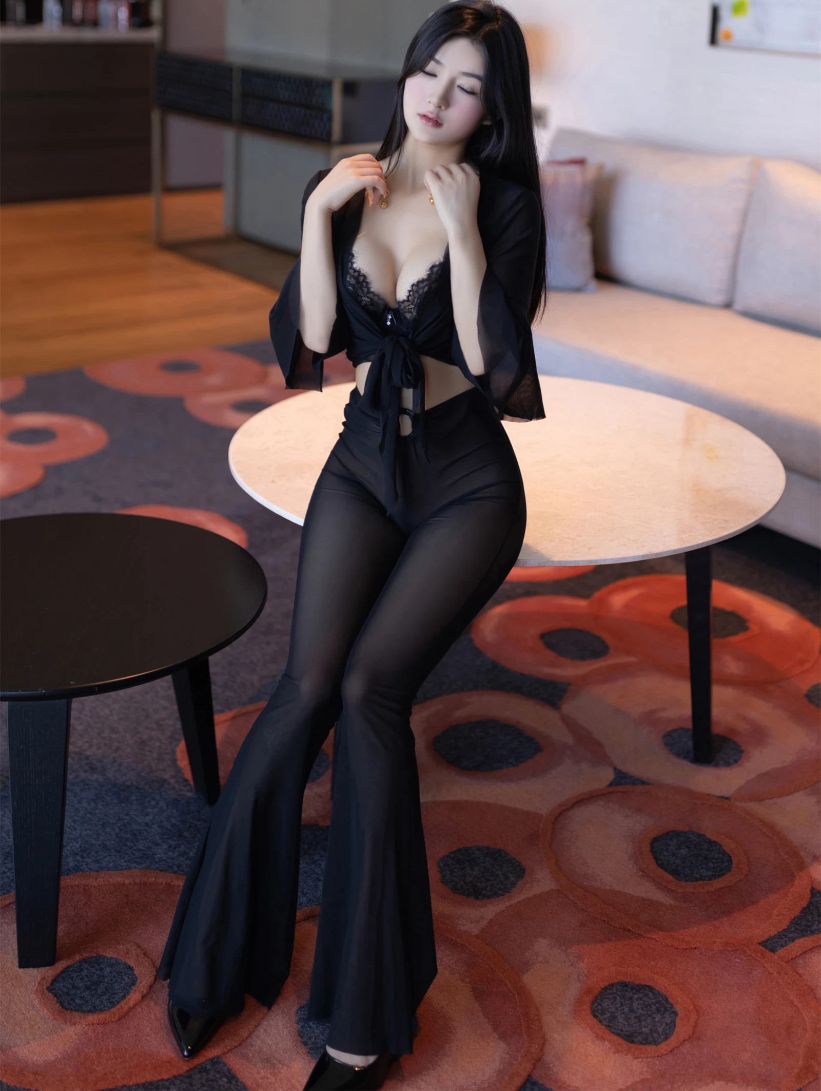 谭小灵/谭小灵/谭小灵倾情奉献黑色透视写真，80张性感大片，豪华别墅内展现优雅名媛的魅力。黑色透视装凸显肌肤胜雪与迷人曲线，饱满胸部与美臀诱惑，天花板腿型更显女神般气质。丝袜美腿控专属，带你进入谭小灵的黑色诱惑世界。
