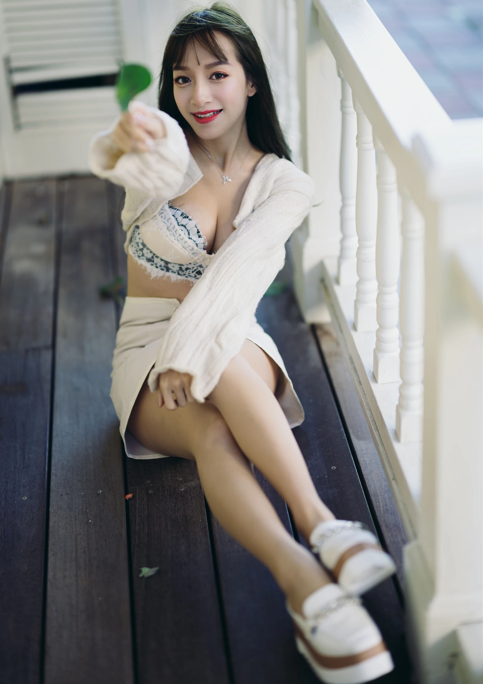 轩颖/轩颖/轩颖带来富锦街的森系女生写真，释放奶凶甜美的独特魅力！外拍写真捕捉日常风的温柔瞬间，可爱裙装搭配运动鞋，尽显漫画腰的性感与柔滑迷人的美腿。轩颖的写真，带你感受温柔系女神的日常心动！