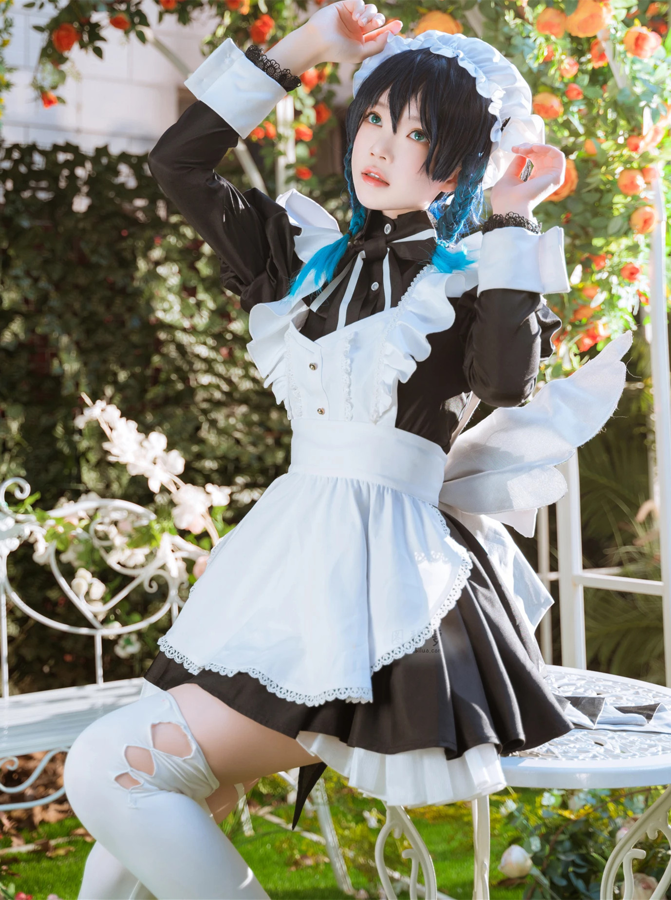 桜桃喵/桜桃喵/桜桃喵化身温迪女仆，带来了一组唯美的森林系写真。日光洒在她锁骨间，裙襬微飞的画面让人心动。她的眼神勾人却又干净，笑容无邪却又透着诱惑。