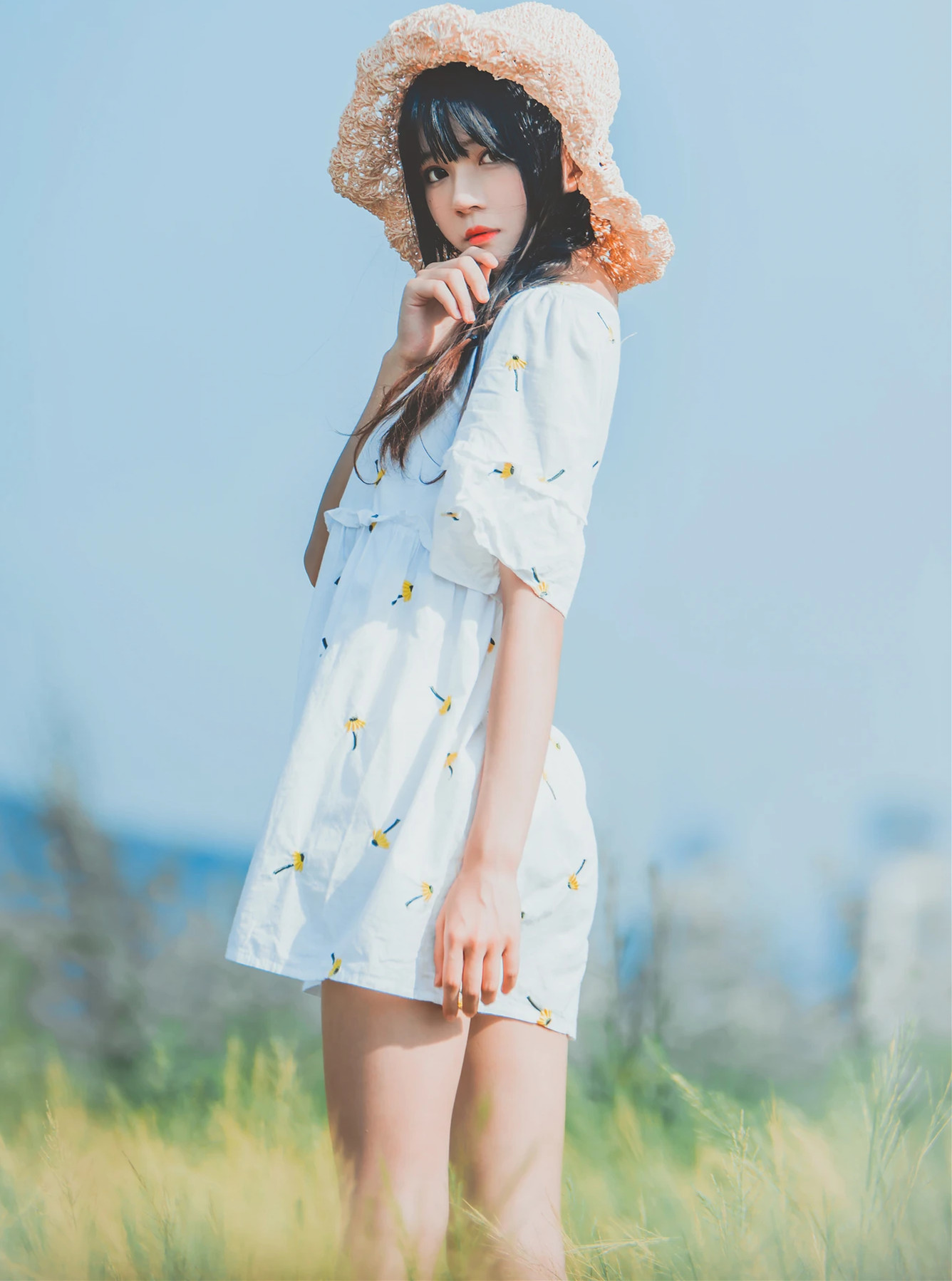 桜桃喵/桜桃喵/桜桃喵最新写真集《田野》，呈现出妹系女神的独特魅力。气质颜霸氧气少女桜桃喵展现女神范儿，肌肤嫩滑如丝，散发着清新青春的气息。在湖光山色的背景风格中，桜桃喵双马尾造型尽显可爱之美。穿着白色可爱裙装，完美诠释着青春唯美图集的精髓。