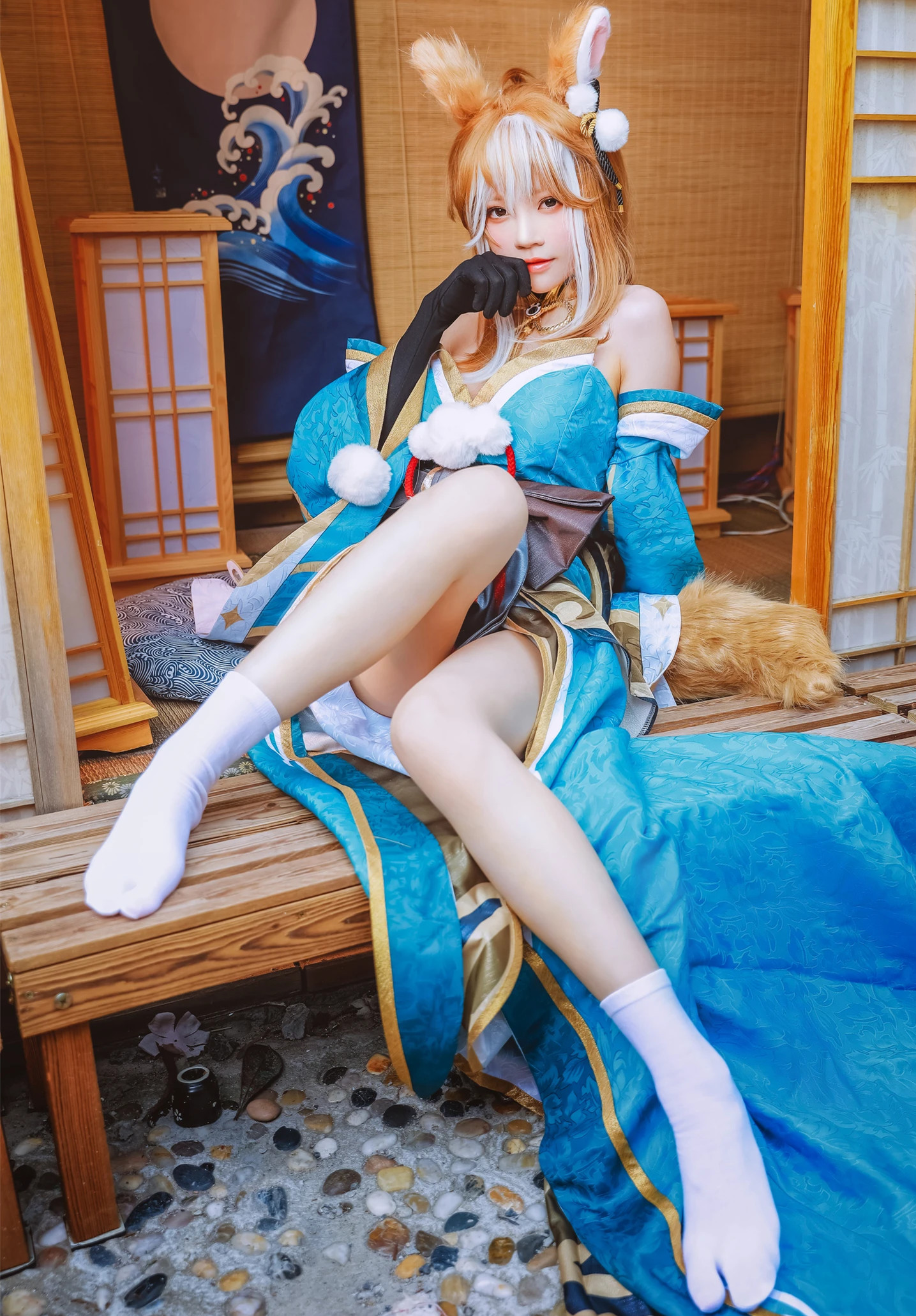 桜桃喵/桜桃喵/桜桃喵带来了一组情境式Cosplay写真，展现出她作为希娜小姐的神颜和高颜值气质。猫耳的装扮让她看起来像是一只孤单的城市边缘少女，背影中的腰部线条成为视觉焦点。她的脚部线条写真也展现出她优雅的身姿。