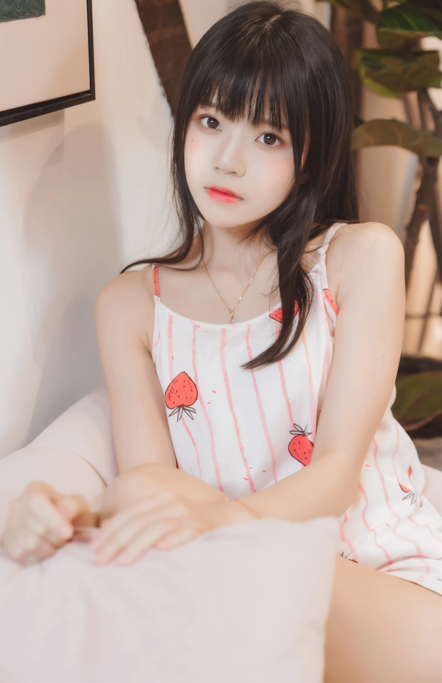 桜桃喵/桜桃喵/桜桃喵带来了一组自然光美少女写真，展现出她甜甜的唇边和小草莓般的可爱。居家性感图集中的自然光，让她的肌肤纹理和光泽性感写真更加突出。她的害羞视线却蘊藏着故事感，肢体舒展大胆，自信流露于每寸肌肤。