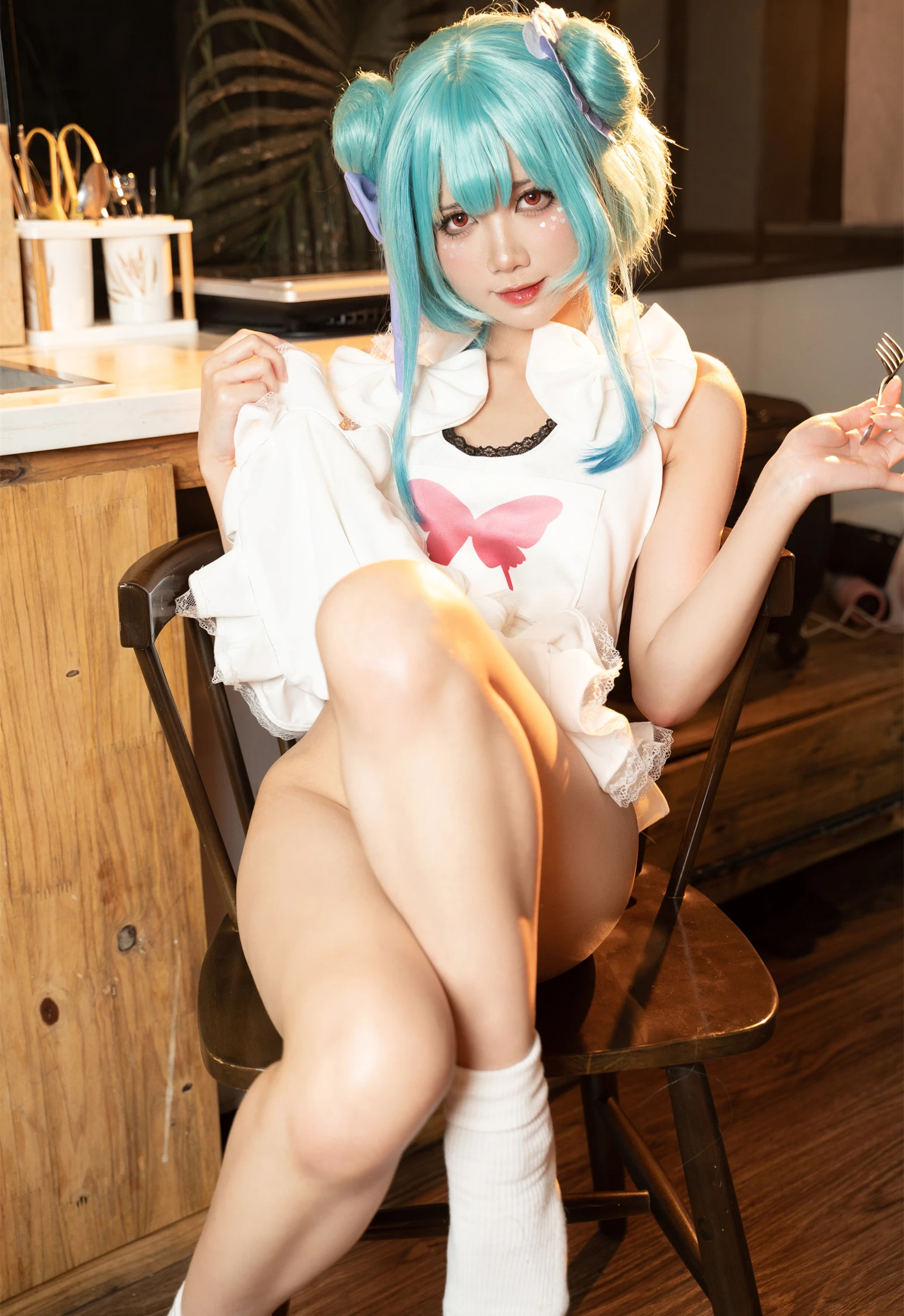 PoppaChan/PoppaChan/在酒吧环境中，PoppaChan以大尺度的cosplay风格展现性感魅力，完美演绎Uruha Rushia，成为网红私房摄影中的闪耀明星。