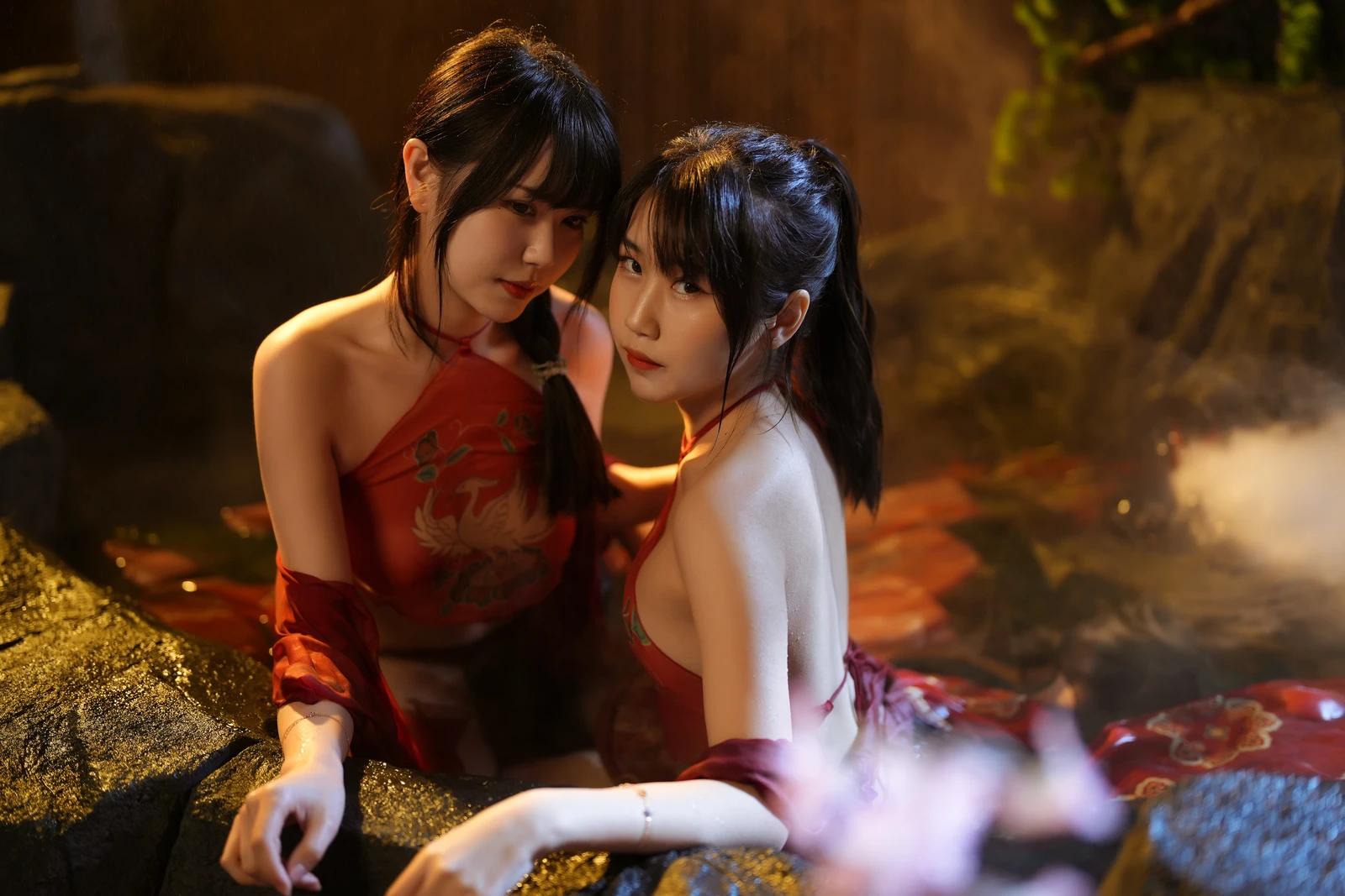Tina很妖孽呀/Tina很妖孽呀/收录Tina缇娜子子全部写真图集，涵盖白色护士、职业装秘书、古风双人等代表作，高清无水印整理下载，尽览她那纤腰翘臀与气质兼具的迷人魅力。